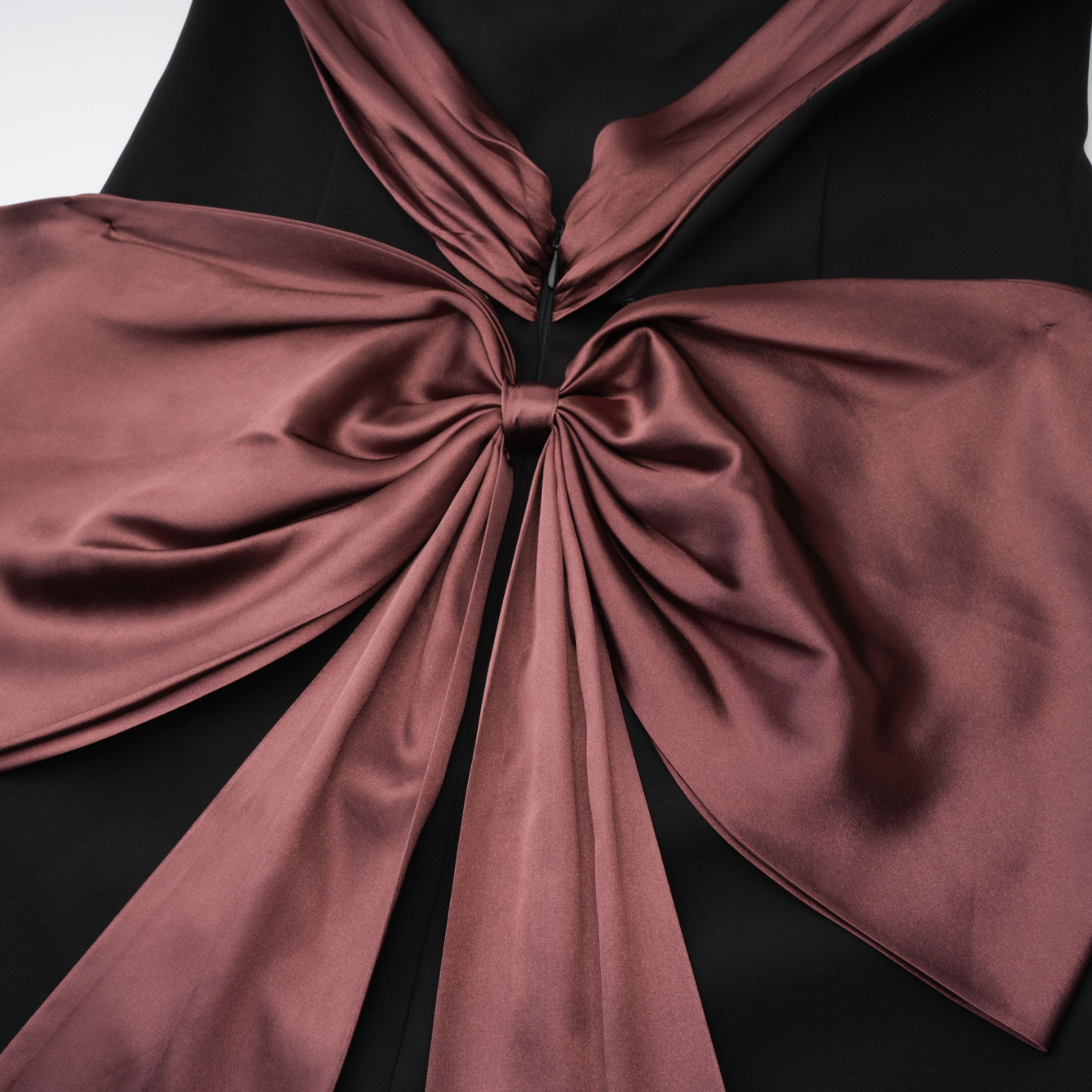 Vestido largo de noche Miriam Black con espalda abierta y lazo, diseño de Bridal, muestra el vestido completo en color negro.