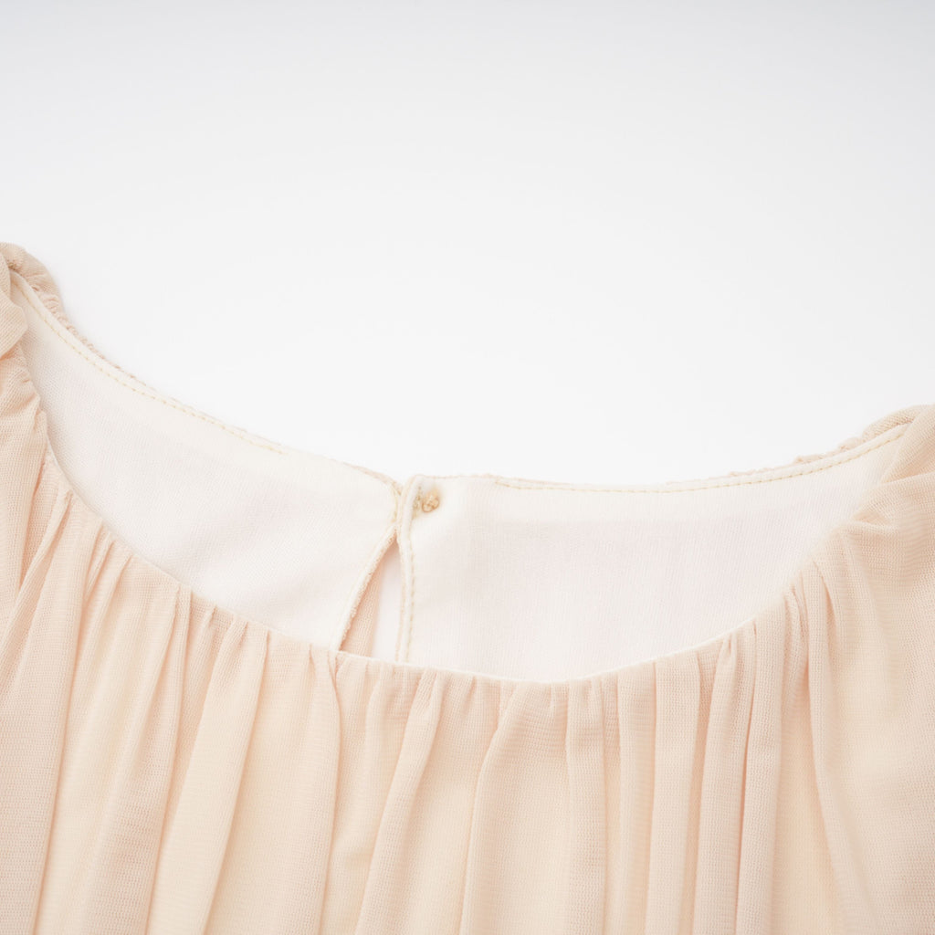 Vestido largo con mangas farol en amarillo y plisados de la marca Bridal, con diseño elegante y fluido.