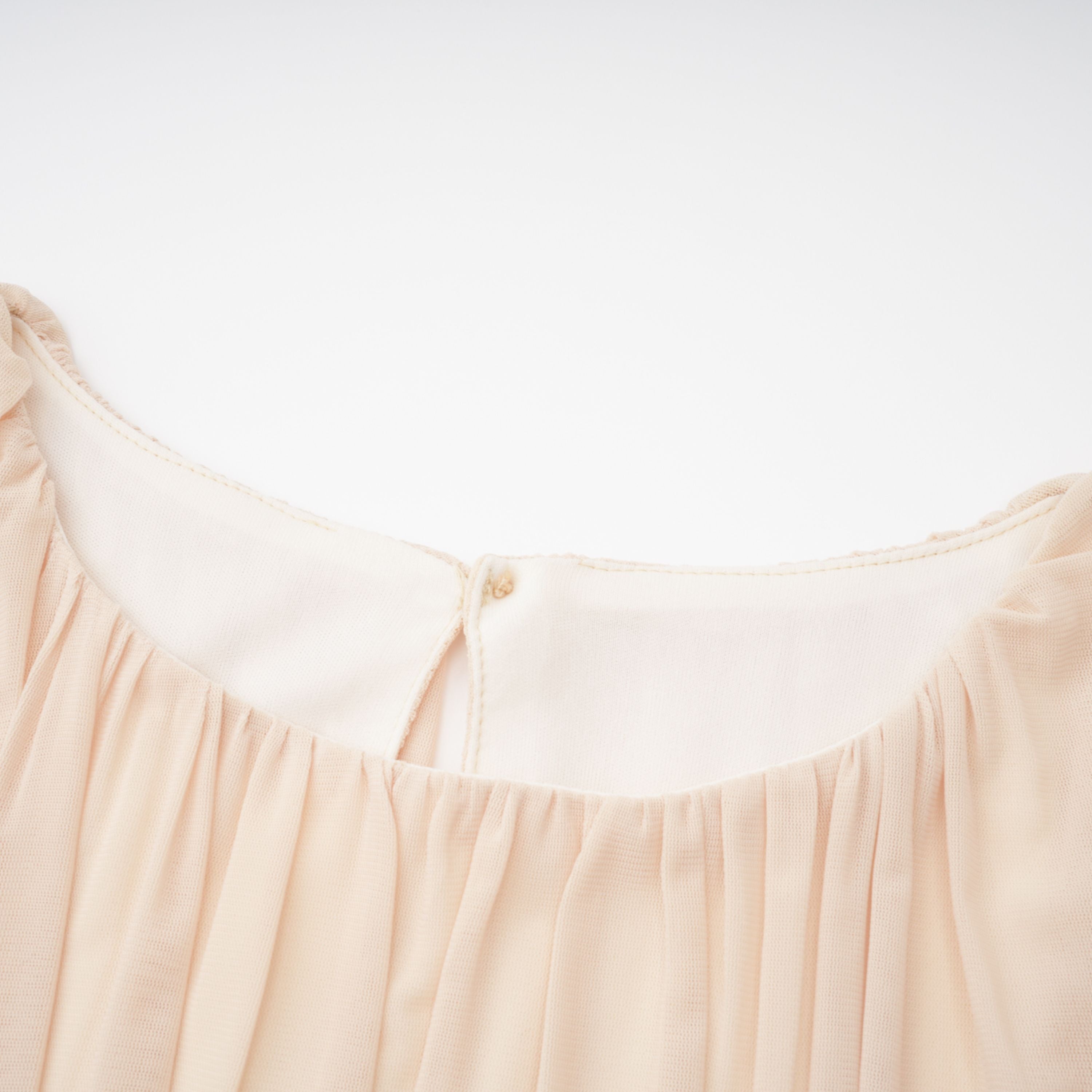 Vestido largo con mangas farol en amarillo y plisados de la marca Bridal, con diseño elegante y fluido.