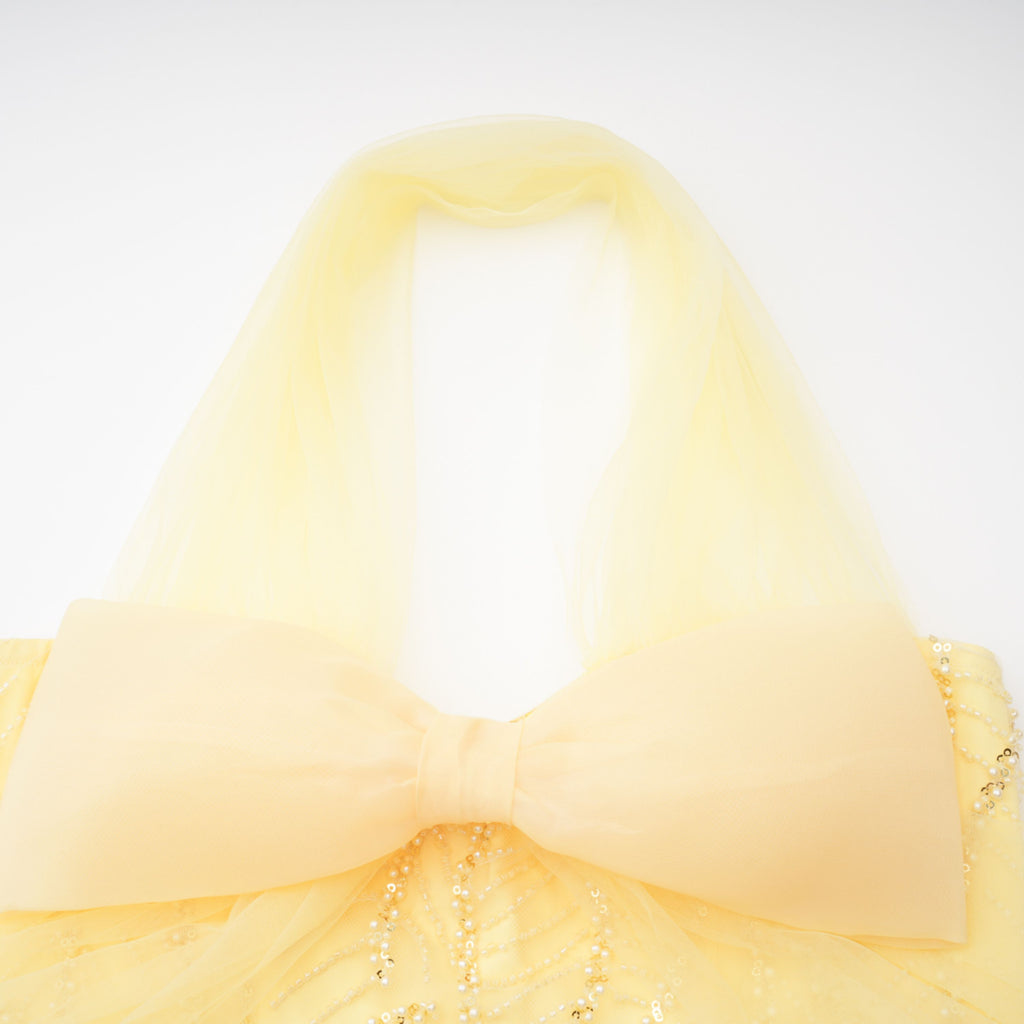 Vestido maxi amarillo con lazo en el cuello halter de la marca Bridal, mostrando su diseño elegante y estilo sofisticado.