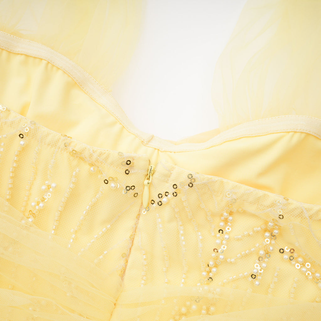 Vestido maxi amarillo con lazo halter para mujer de MRNewyork, modelo Antonia, con diseño elegante y estilo veraniego.