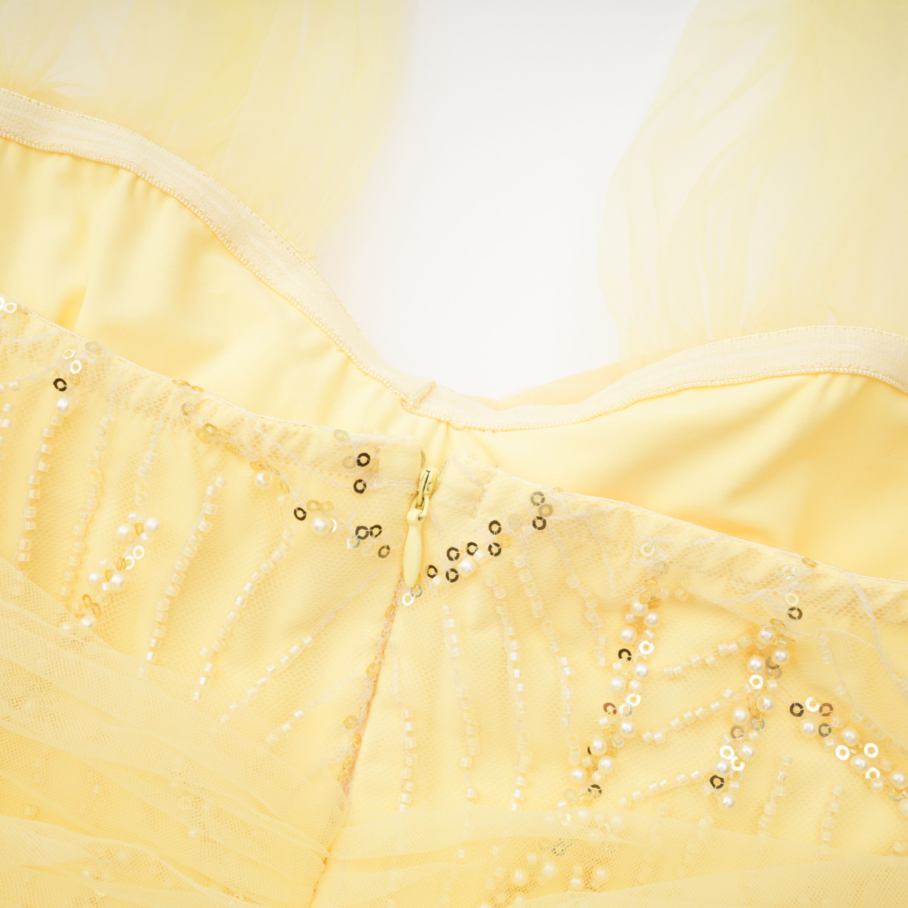Vestido maxi amarillo con lazo halter para mujer de MRNewyork, modelo Antonia, con diseño elegante y estilo veraniego.