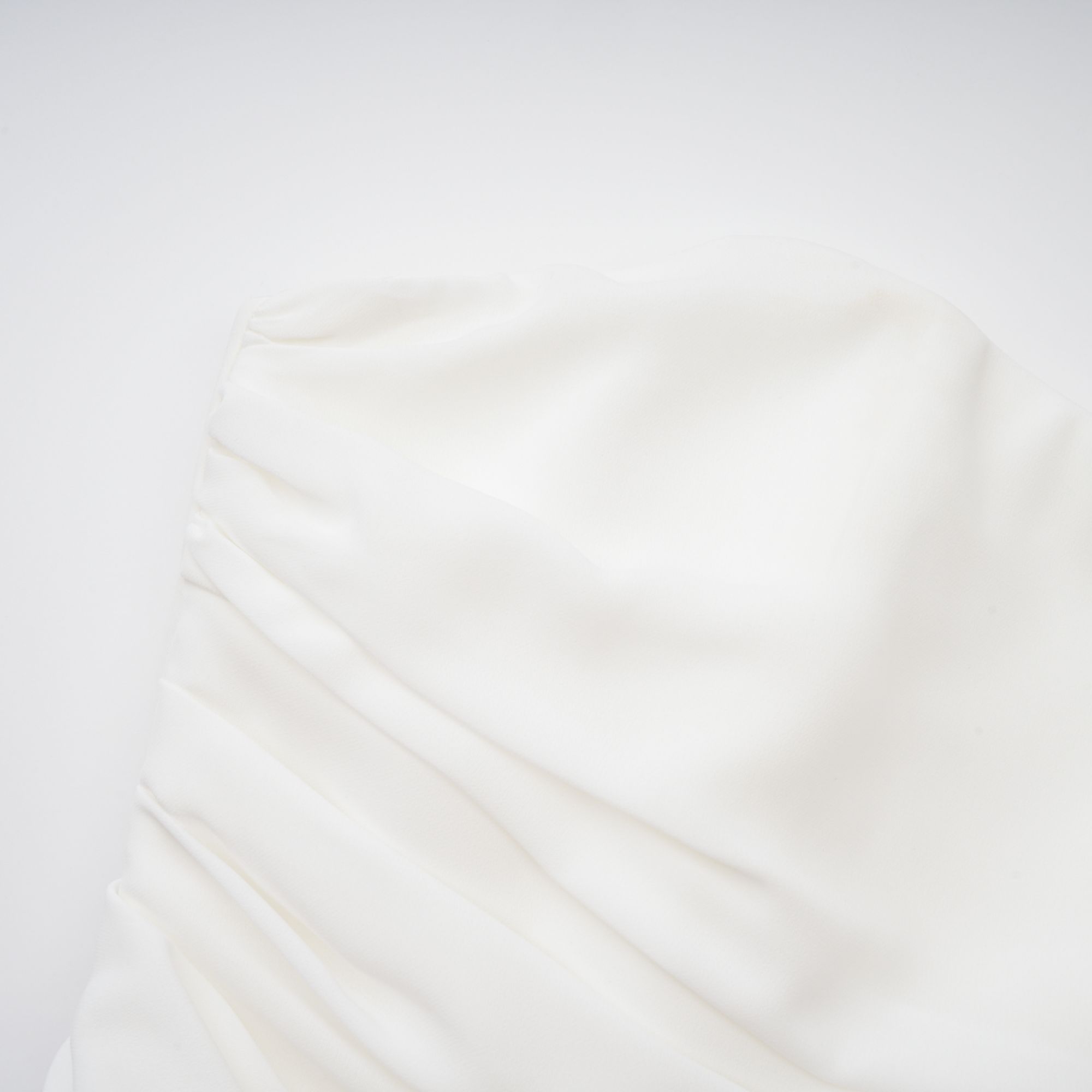 Conjunto de vestido y capa de tul blanco Léonie de la marca Final Sale, con detalles elegantes y delicados en la tela.