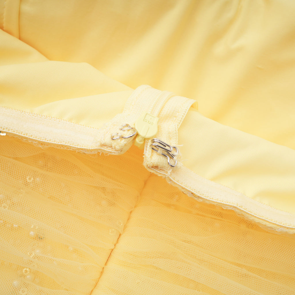 Vestido largo maxi amarillo con lazo halter y estilo bridal, vista frontal del vestido Antonia en la imagen.