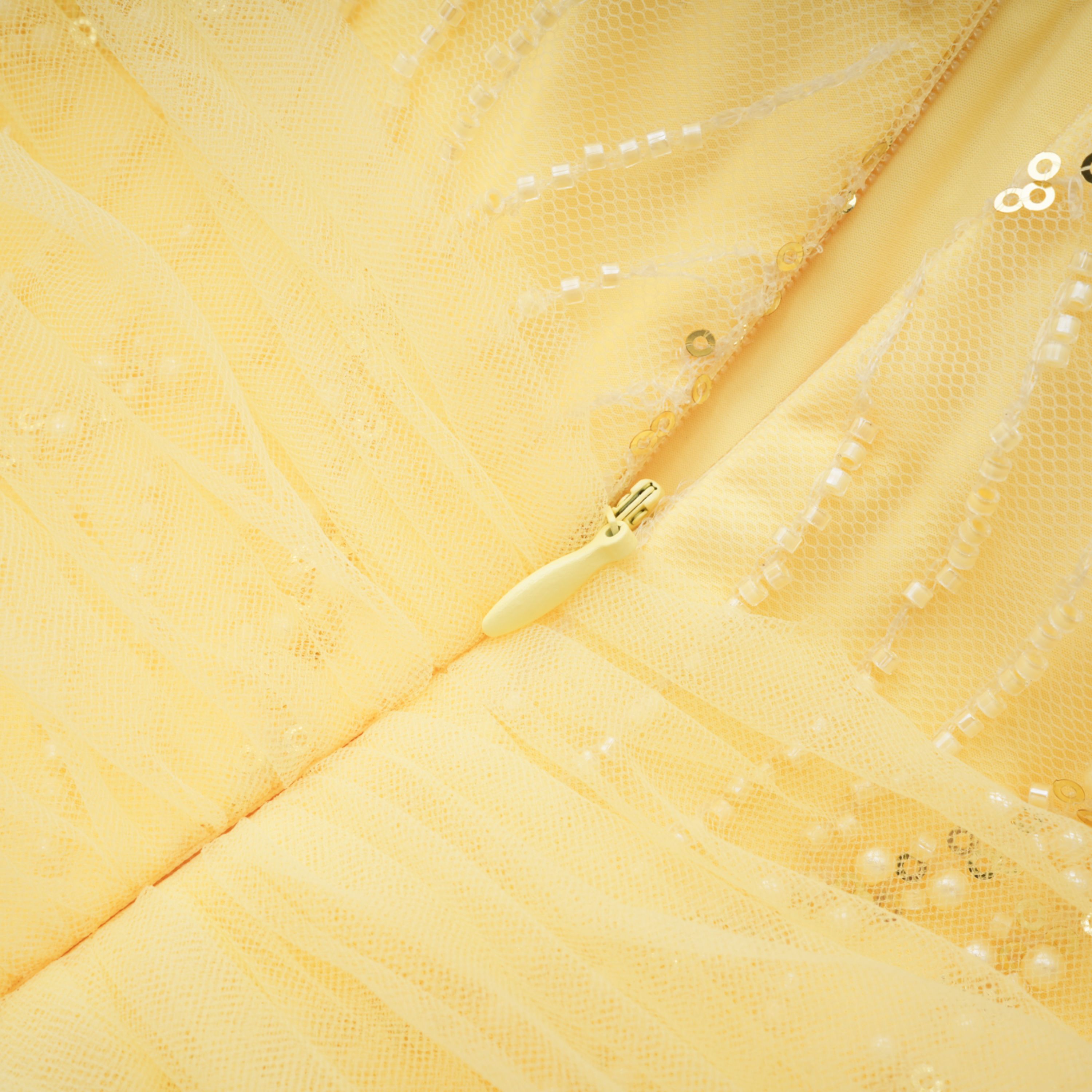 Vestido maxi amarillo con lazo halter de MRNewyork, vestido largo de tirantes con diseño elegante y femenino.