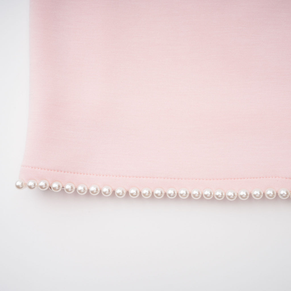Vestido mini sin mangas en rosa con detalles de perlas de la marca Bridal, con un diseño elegante y moderno para ocasiones especiales.