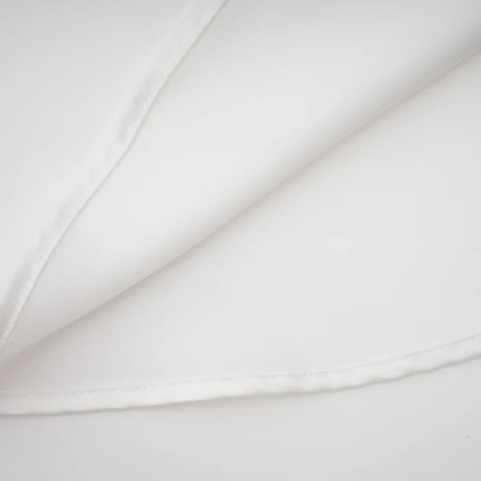 Vestido largo IVORY Cyrielle con mangas abullonadas y lazo, muestra el diseño elegante y detalles en la parte superior.