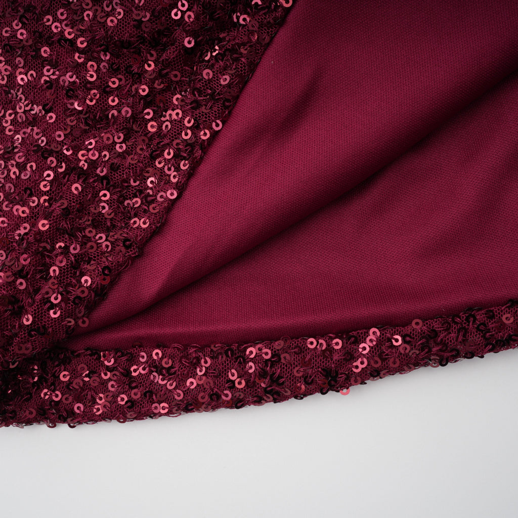 Vestido mini ajustado rojo de novia con adornos y fruncido, diseño elegante y moderno, ideal para ocasiones especiales.