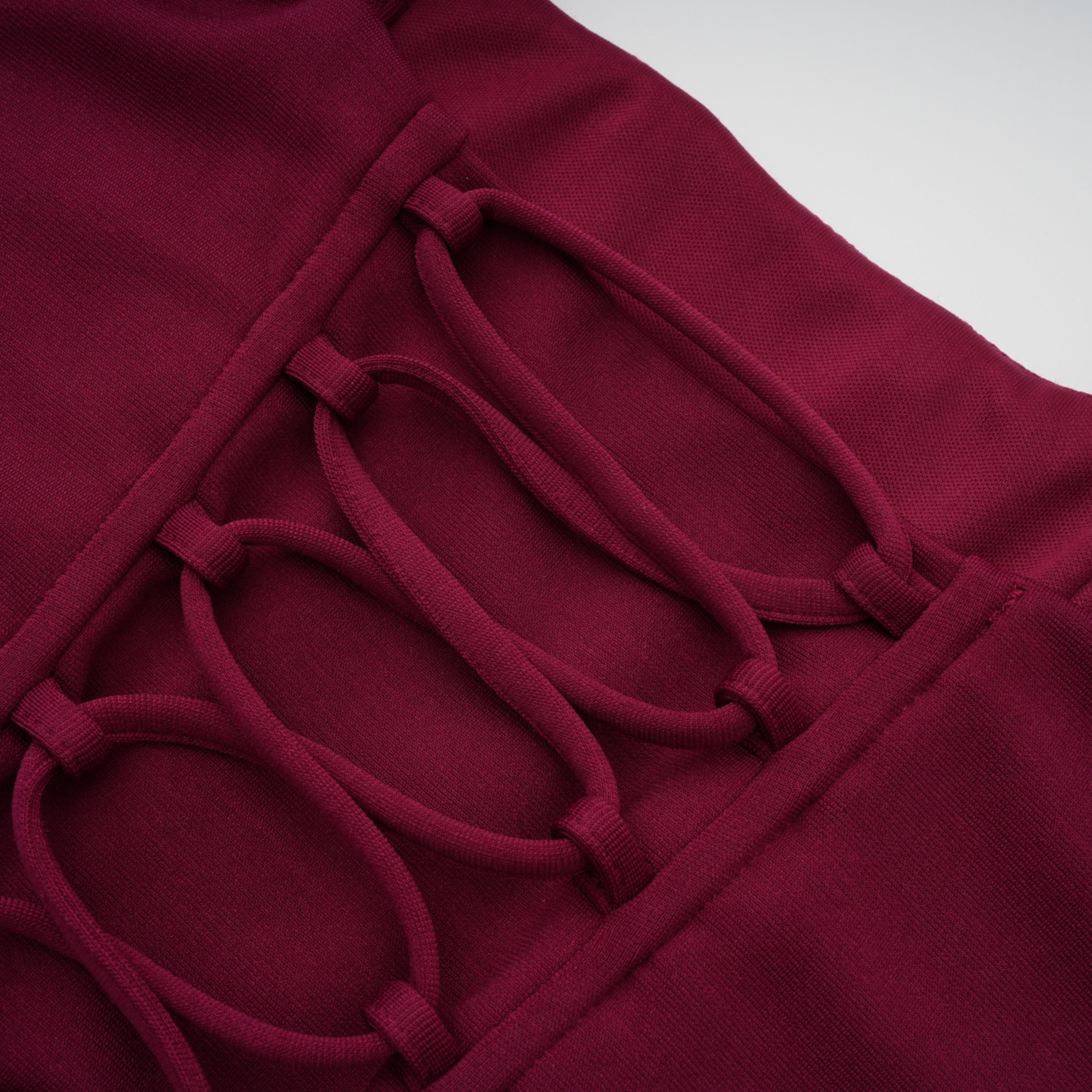 Vestido mini ajustado rojo con adornos y fruncido de MRNewyork, vestido bodycon elegante y moderno para ocasiones especiales.
