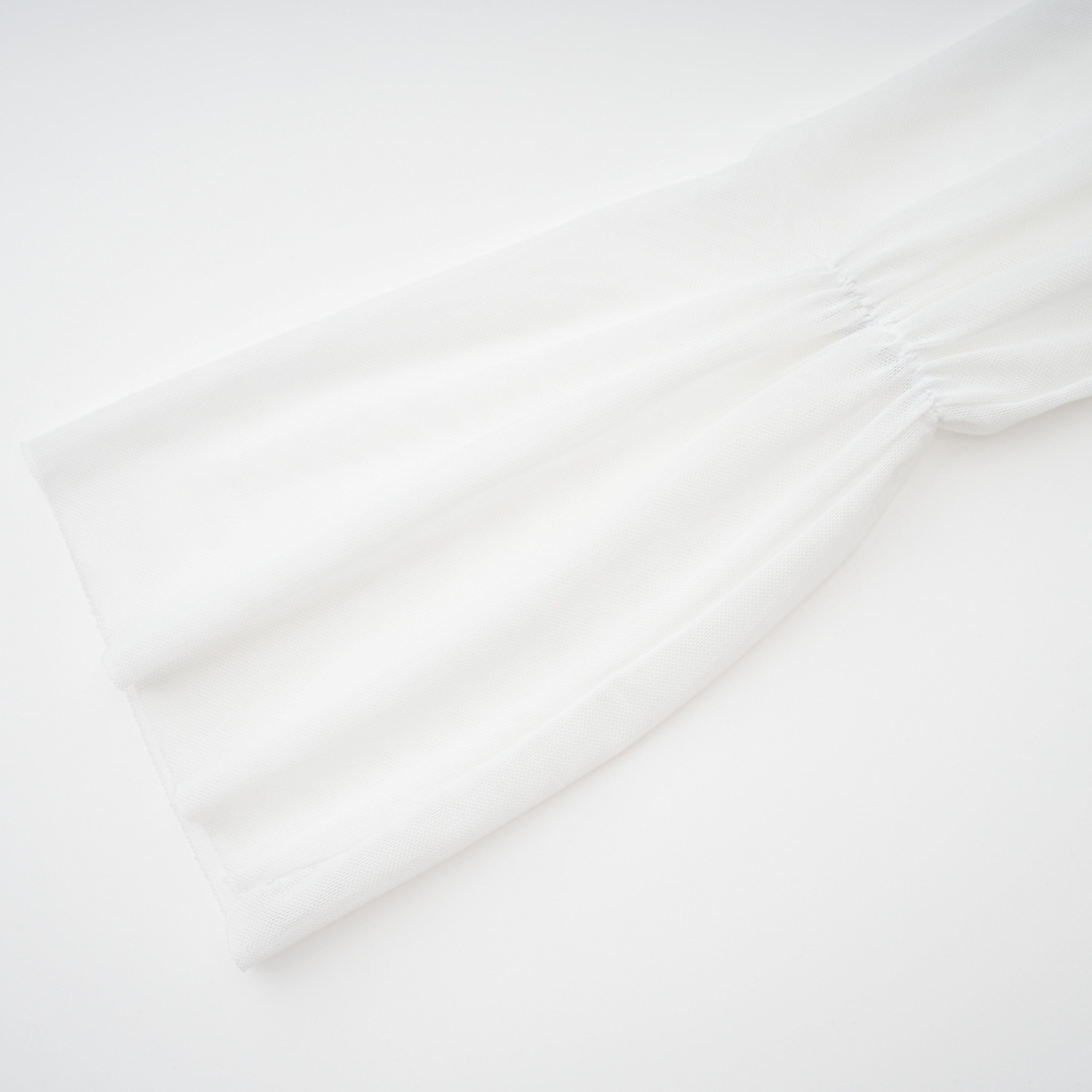 Conjunto de top y falda de cuello alto en blanco de Bridal, con detalles cortados en la parte superior y un diseño elegante.