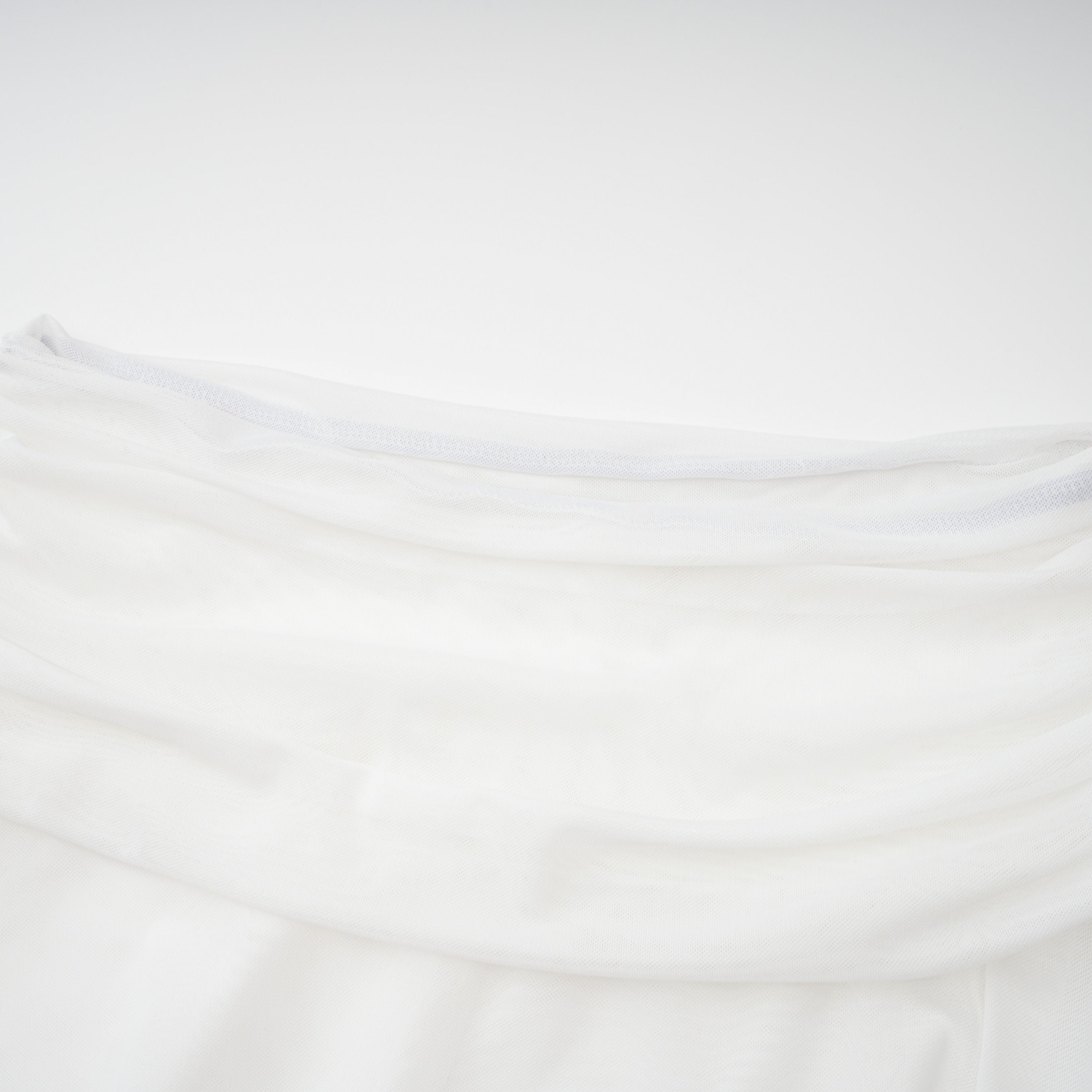 Conjunto de blusa blanca de cuello alto con recortes y falda a juego de la marca Bridal, vista en la imagen.