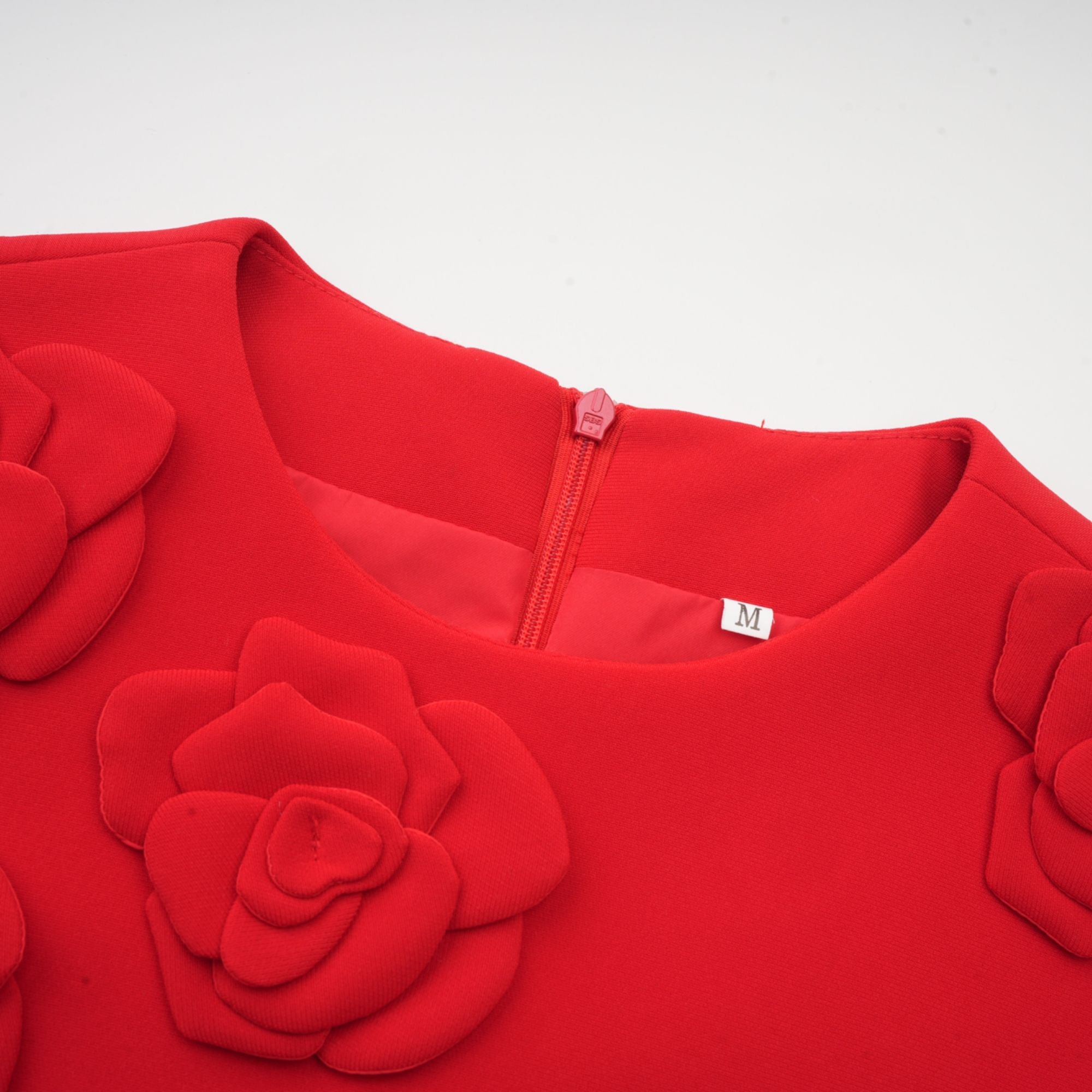 Vestido mini de manga corta Bridal Calista con detalles florales rojos y estilo elegante para ocasiones especiales.