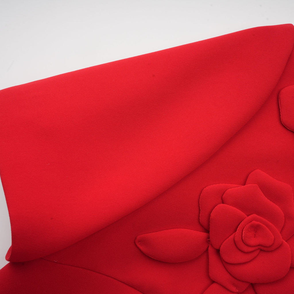 Vestido mini de manga corta Bridal Calista con detalles de flores rojas y diseño elegante.