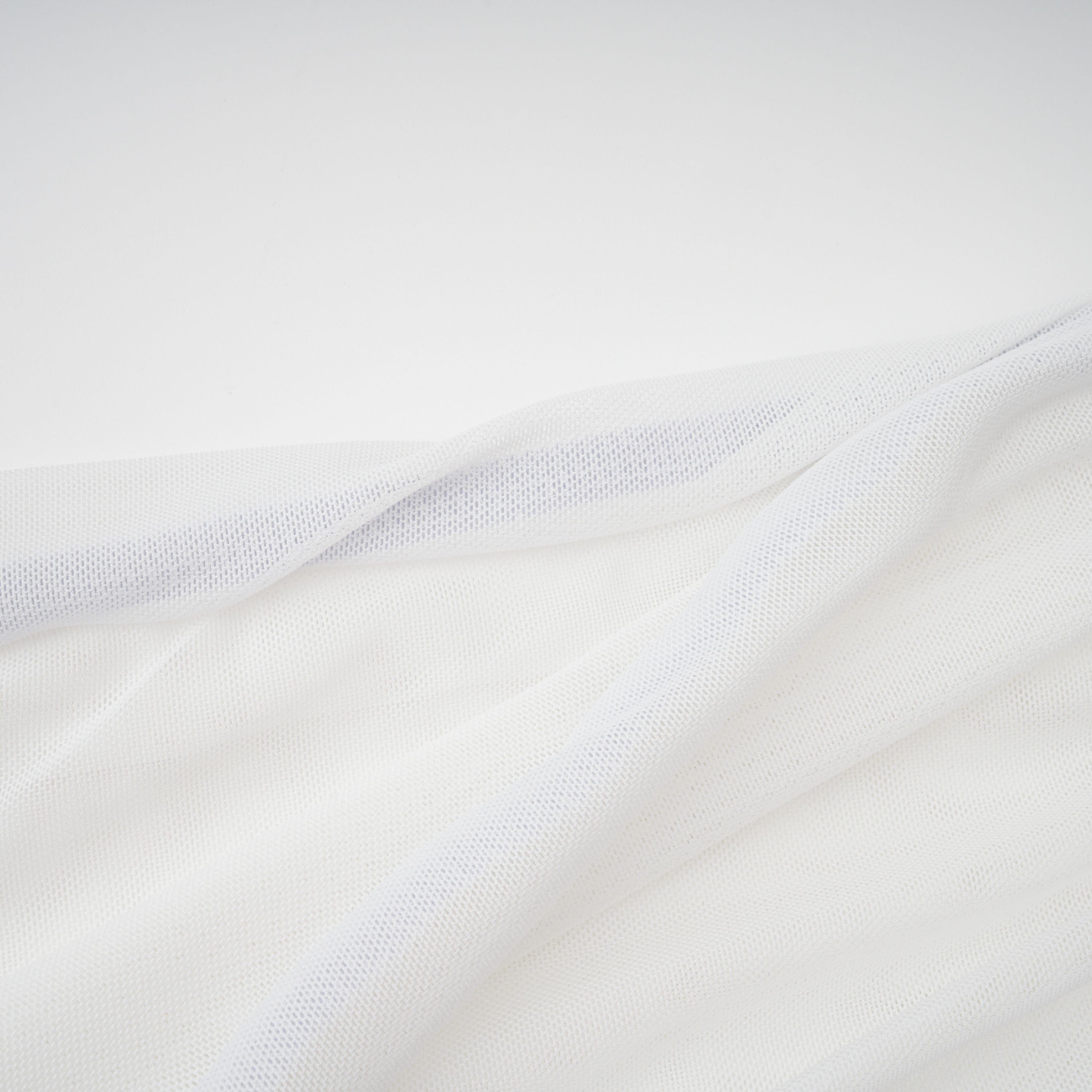 Conjunto de top y falda de cuello alto y recortes en color blanco de la marca Bridal, visible en la imagen.