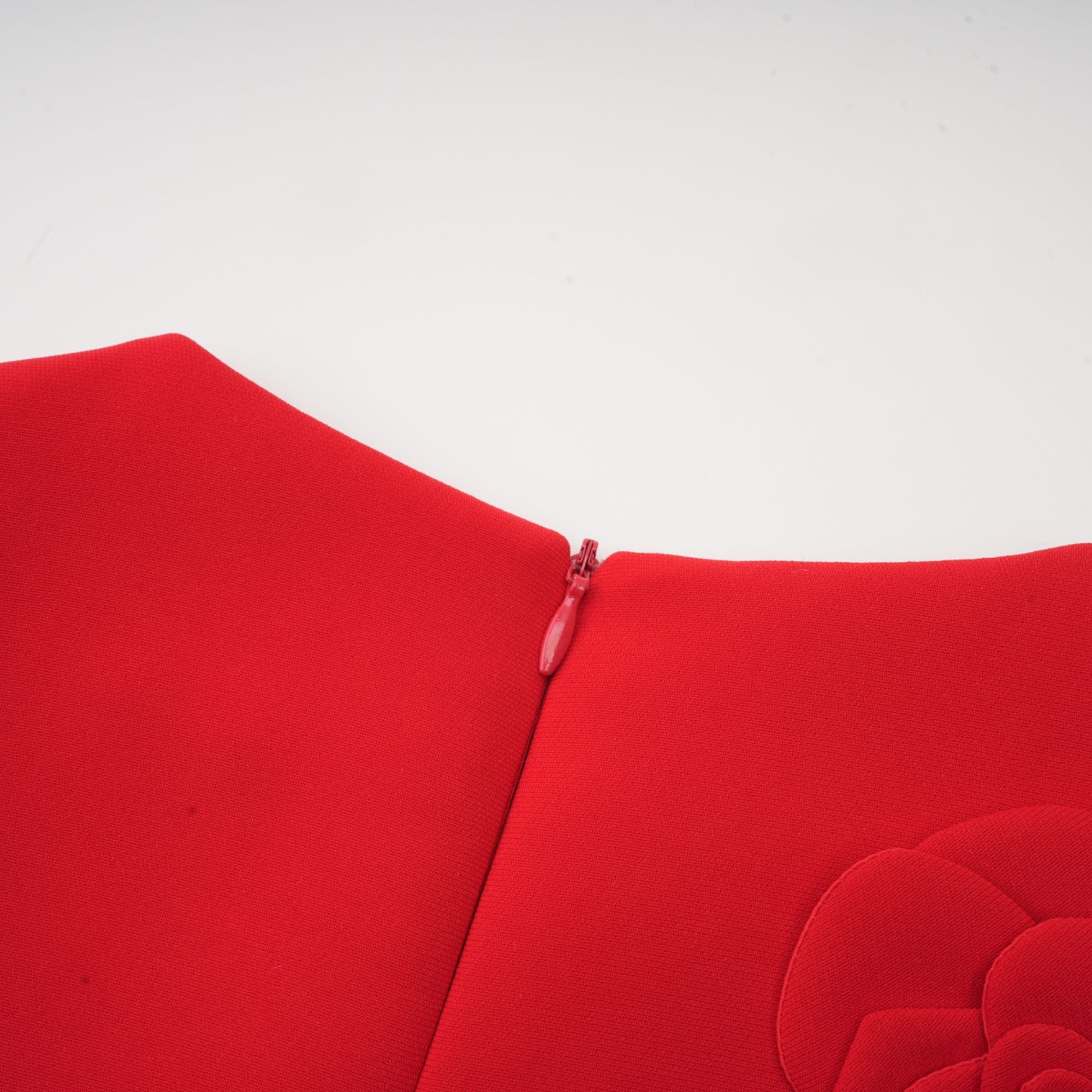 Vestido corto de manga corta Bridal Calista en color rojo con detalles florales, ideal para ocasiones especiales.
