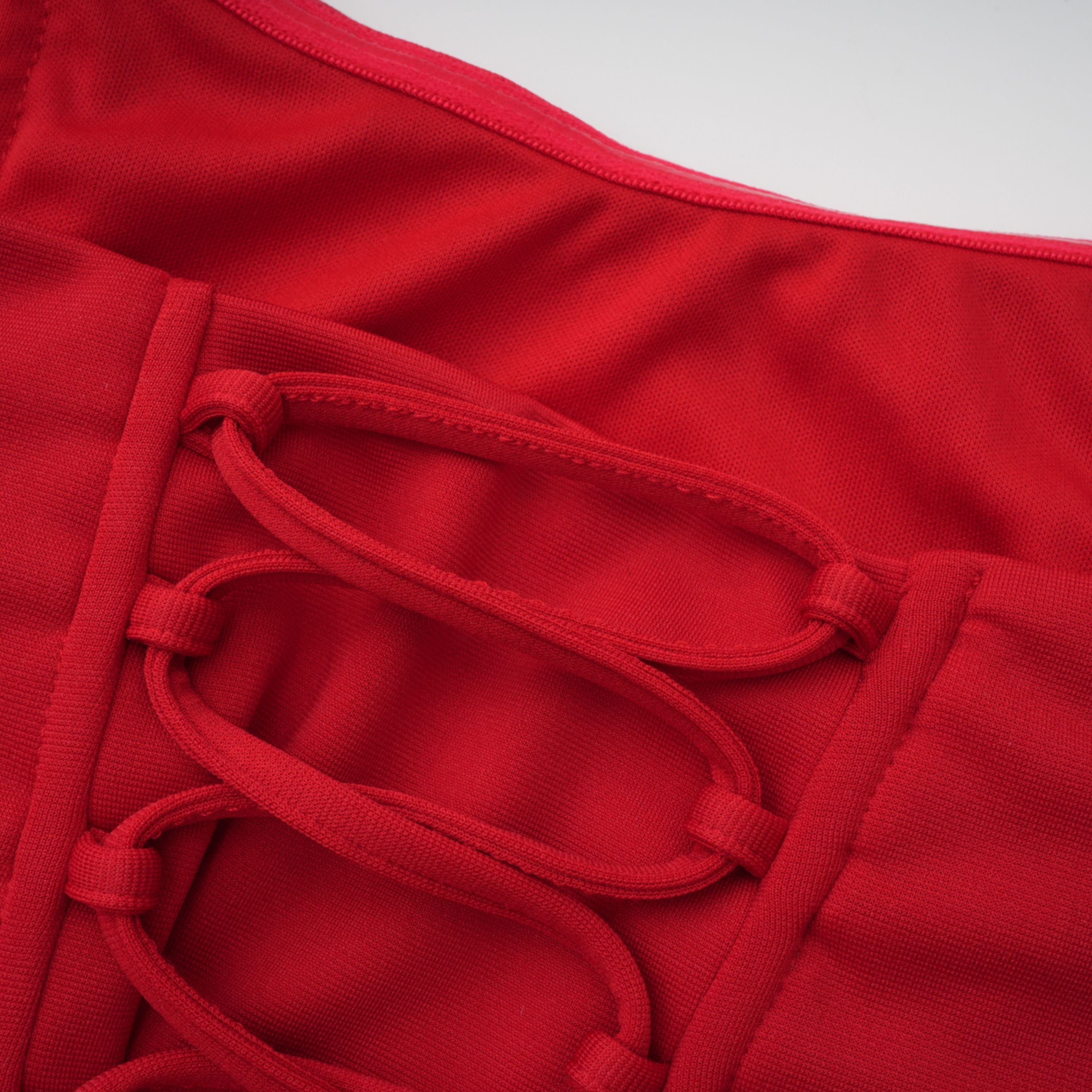 Vestido maxi rojo MRTokyo con escote en off shoulder, bufanda ajustada y detalles ruched en el cuerpo, para un estilo elegante.