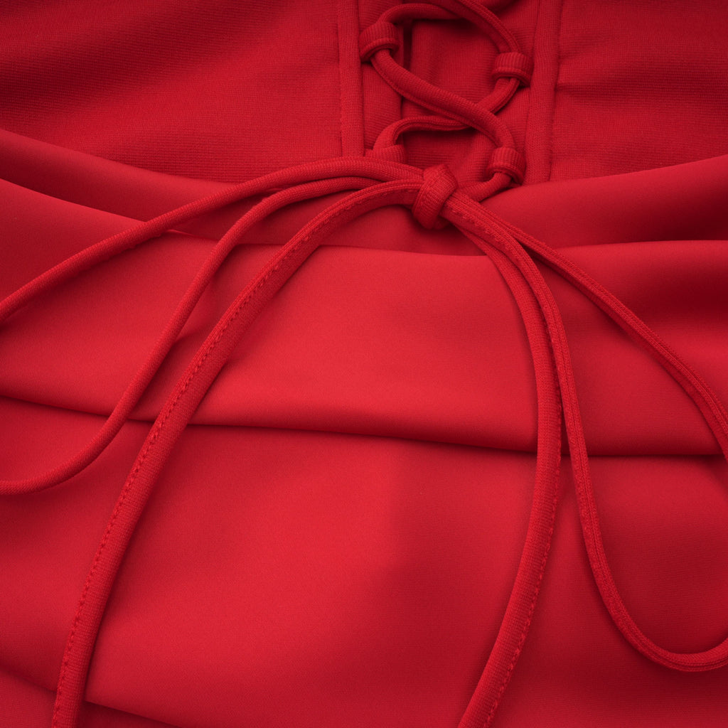 Vestido maxi rojo de novia con escote en hombro, pañuelo y ruched, de la marca Bridal, con tela fluida y elegante.