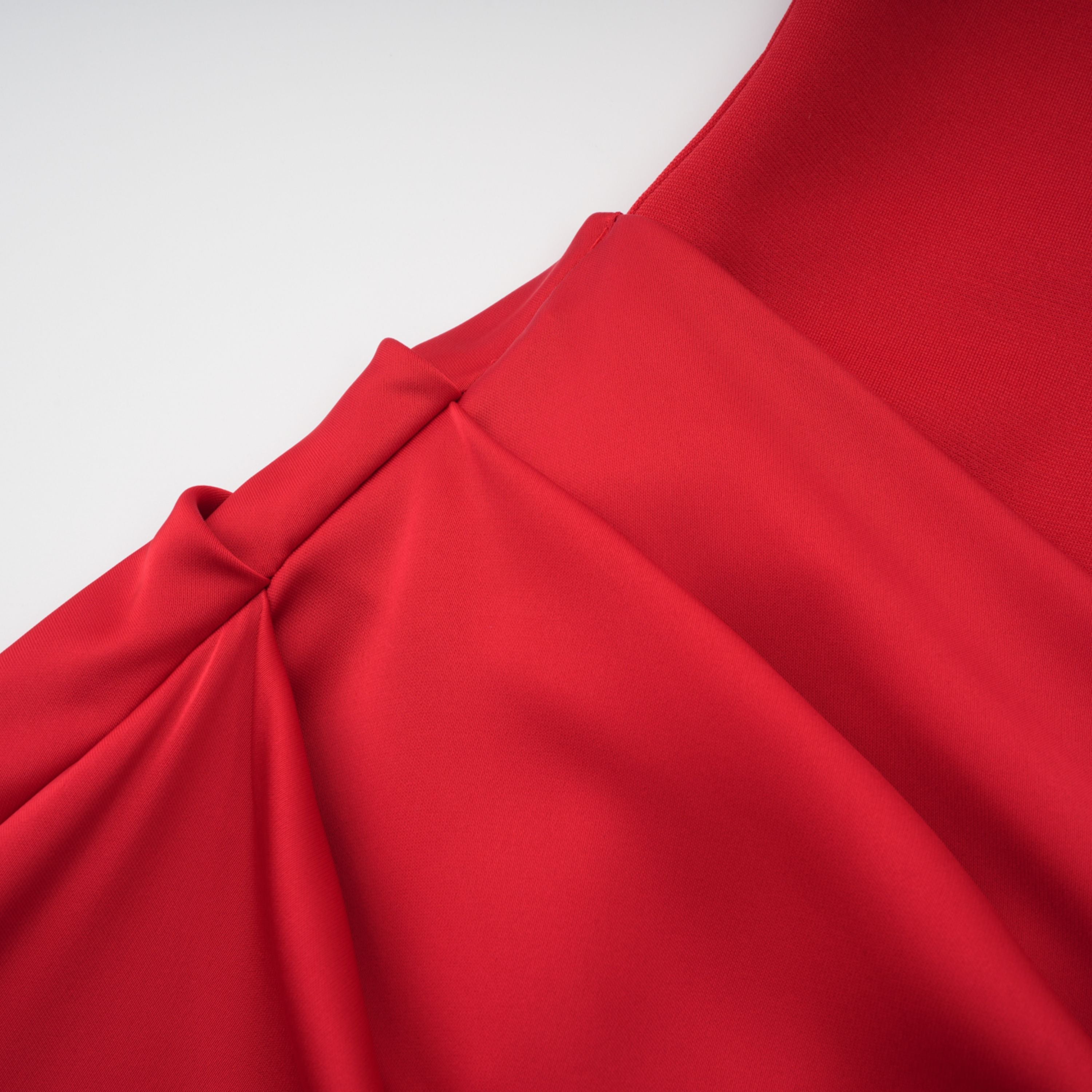Vestido largo maxi rojo de MRTokyo con escote hombro caído y ruched, con bufandas delgadas y estilo elegante.
