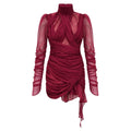 Vestido mini asimétrico burdeos Théa con ruched, estilo ajustado y elegante, mostrado en la imagen.