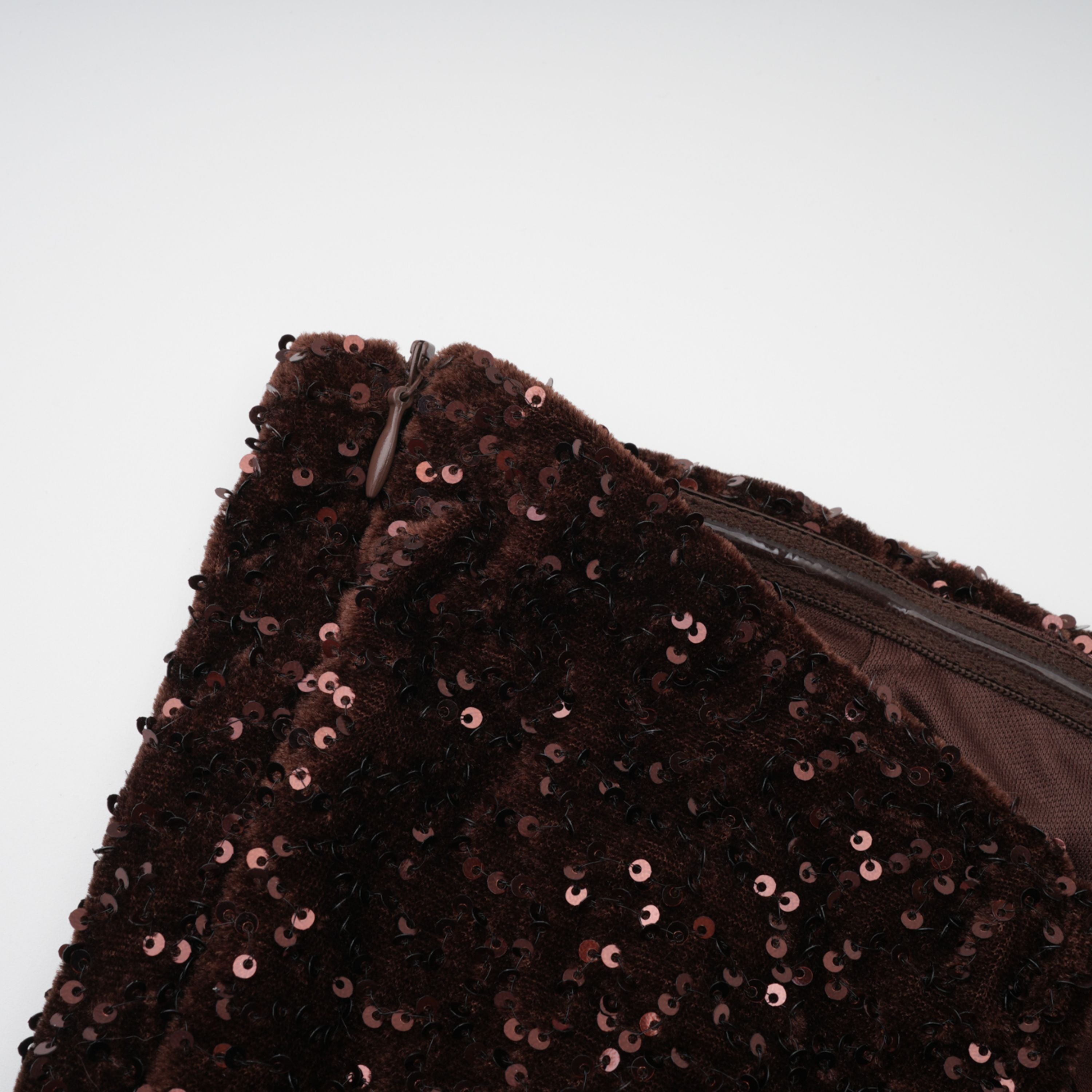 Vestido de noche maxi asimétrico de seda marrón con lentejuelas y ruched, de la marca Bridal, en color marrón con detalles elegantes.