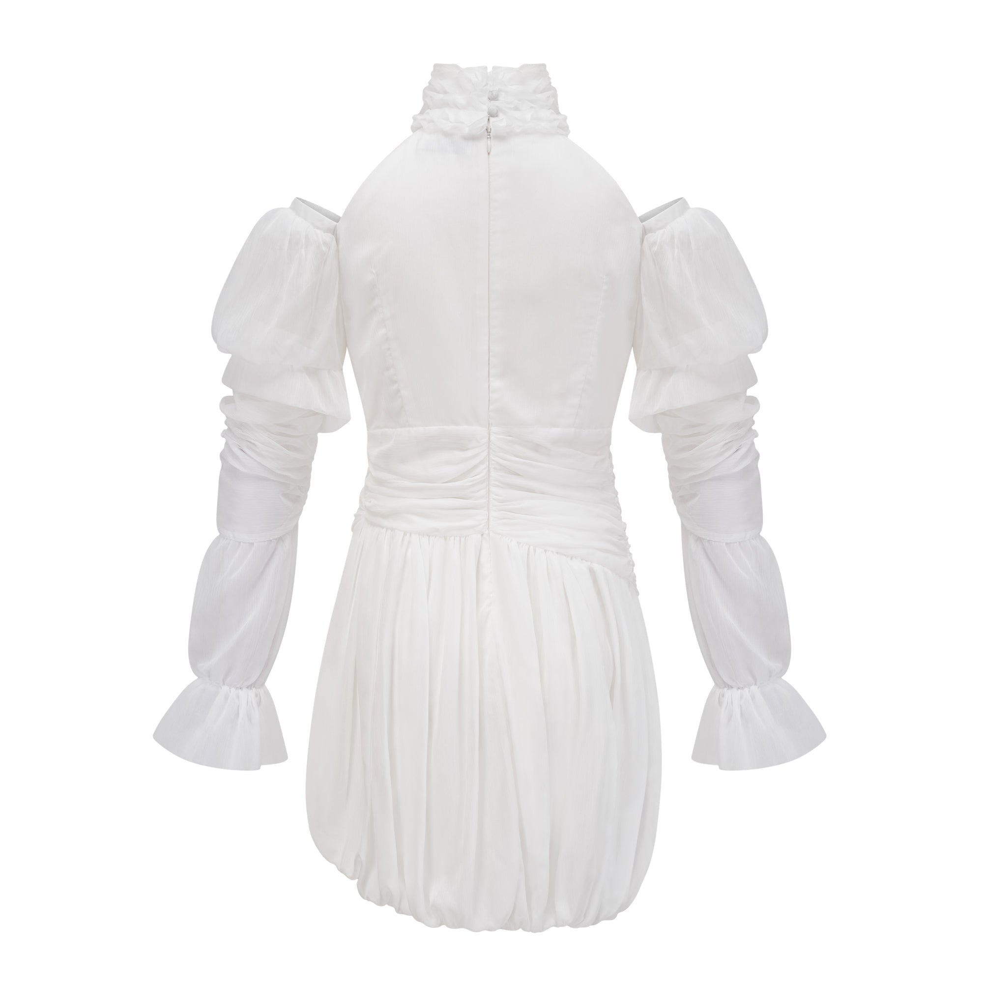 Vestido mini asimétrico blanco Déotille con fruncido y diseño ajustado, modelo en primer plano mostrando detalles del vestido.