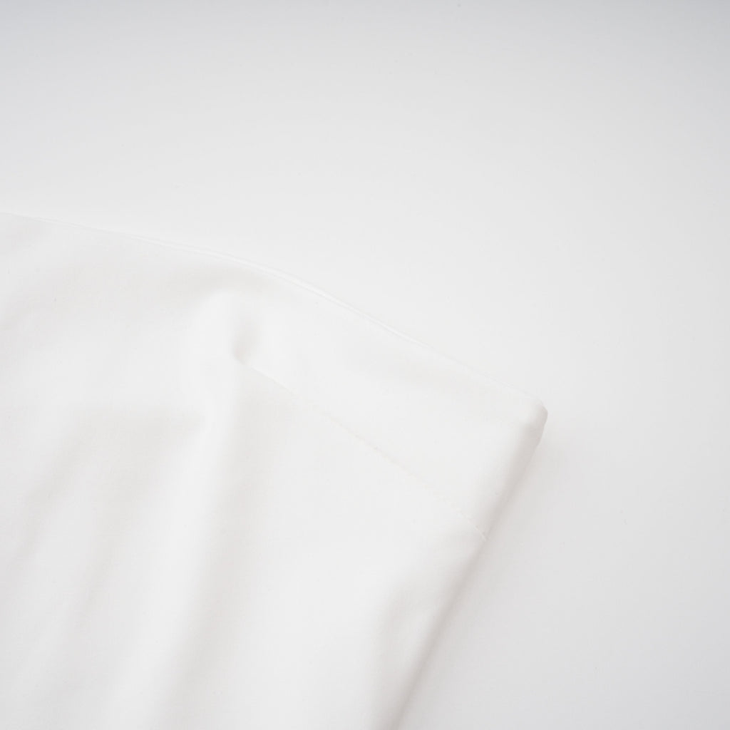 Vestido maxi blanco Bridal con cuello halter y drapeado, mostrado en una imagen que destaca su estilo elegante y detalles de diseño