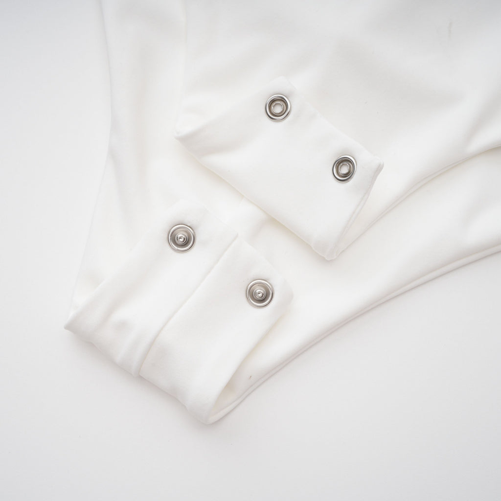 Vestido maxi blanco Bridal con cuello halter y drapeado, detalles elegantes para ocasiones especiales.