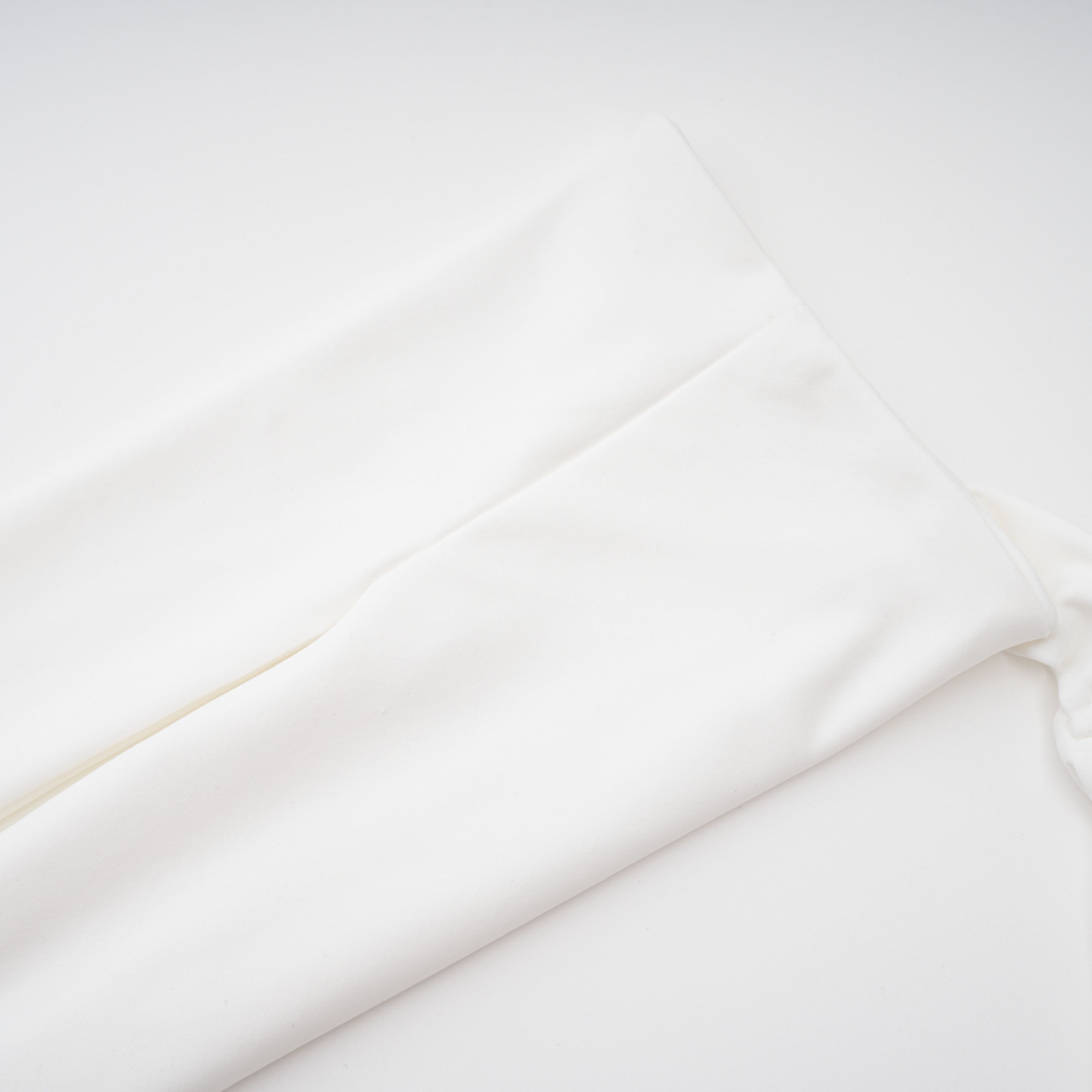 Vestido maxi blanco Bridal Elowen con cuello halter y drapeado, diseñado para ocasiones elegantes y sofisticadas.