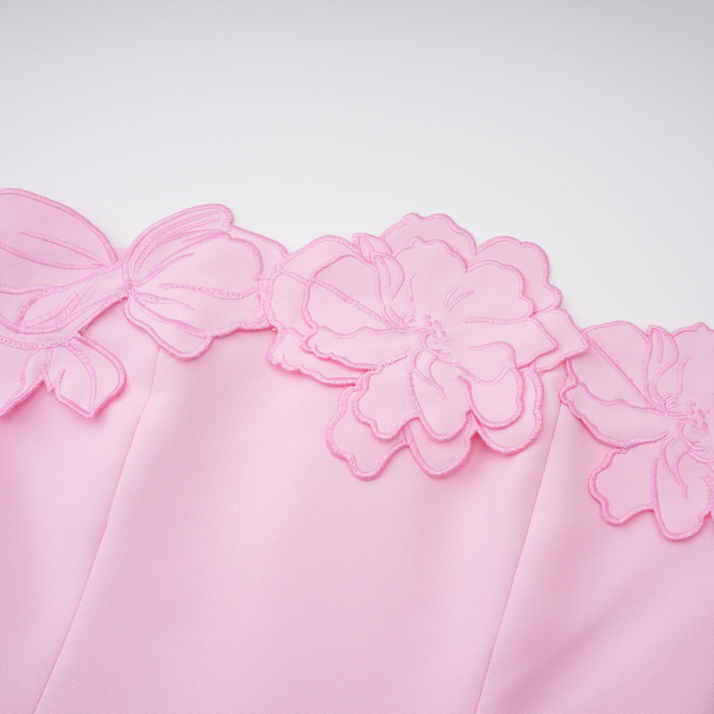 Vestido largo maxi sin tirantes de flores bordadas en rosa de la marca Bridal, con diseño elegante y detalles florales.