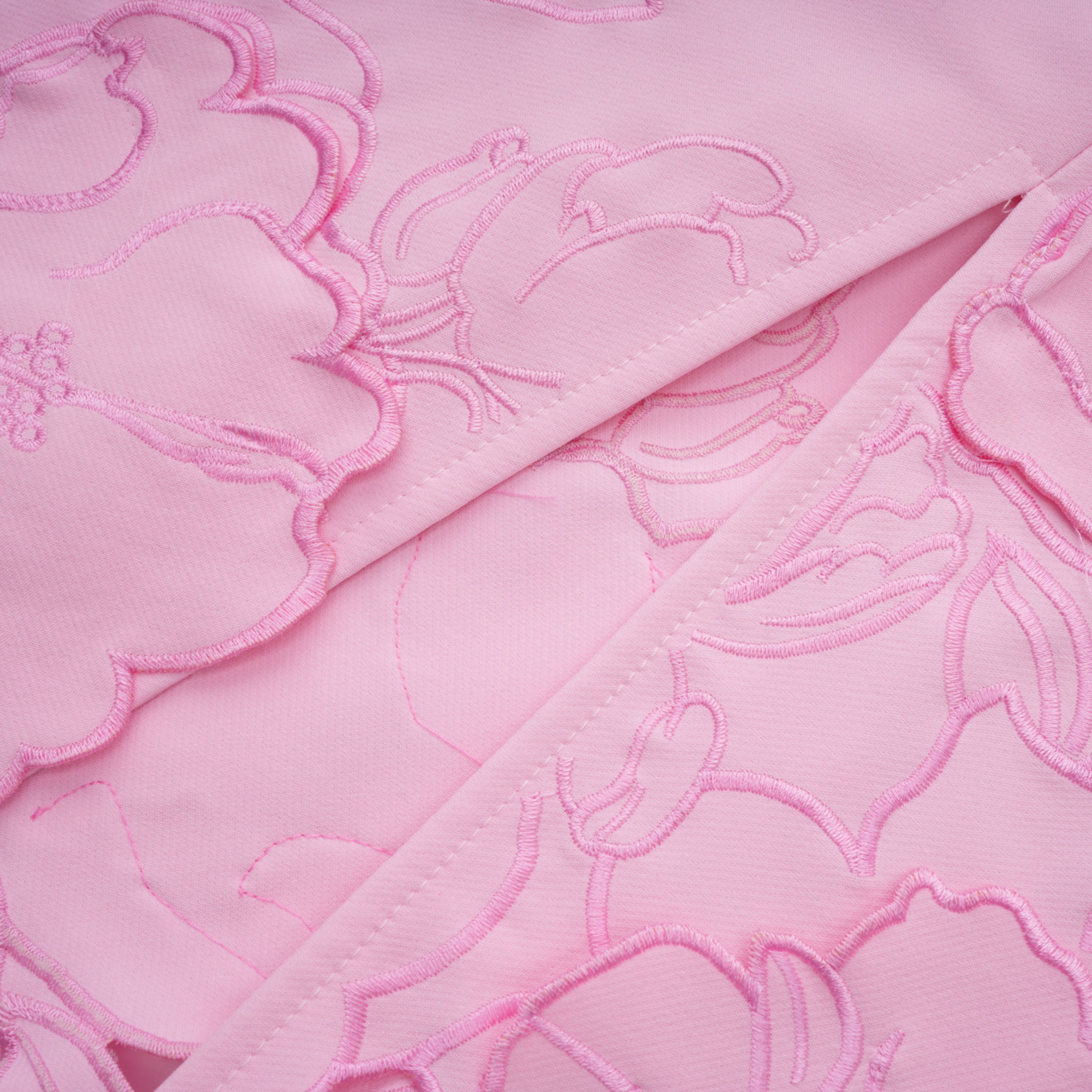 Vestido largo de novia sin tirantes Inga rosa con bordado floral y diseño maxi, ideal para bodas elegantes.