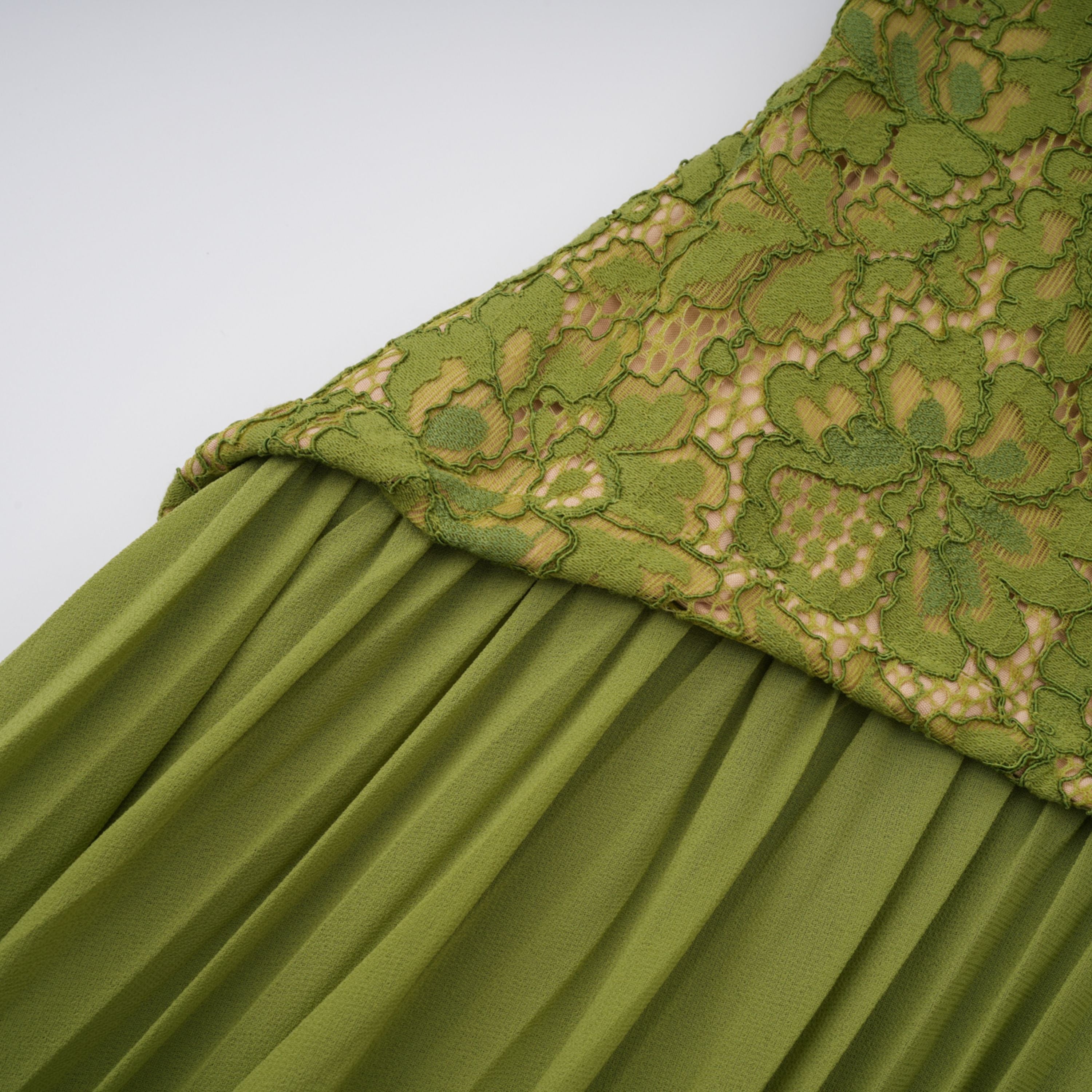 Vestido de noche corsé Ronja Emerald de MRParis, con diseñado ajustado y detalles elegantes en tono verde esmeralda.