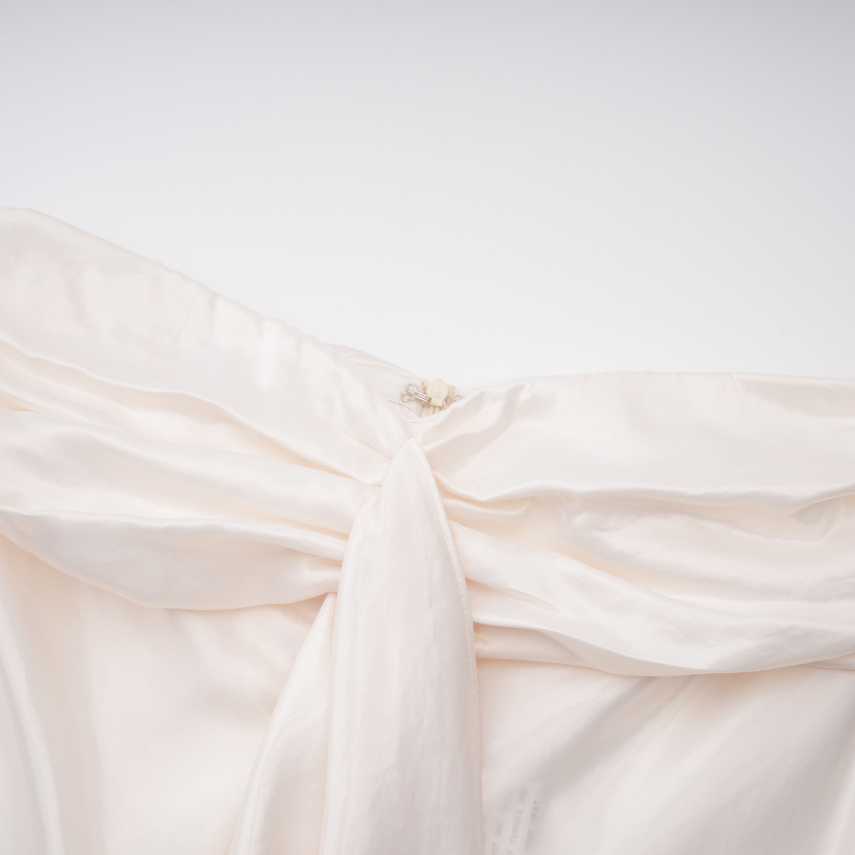 Vestido maxi sin tirantes de satén beige con volantes y diseño ruffle, de la marca Final Sale, en color lila claro.
