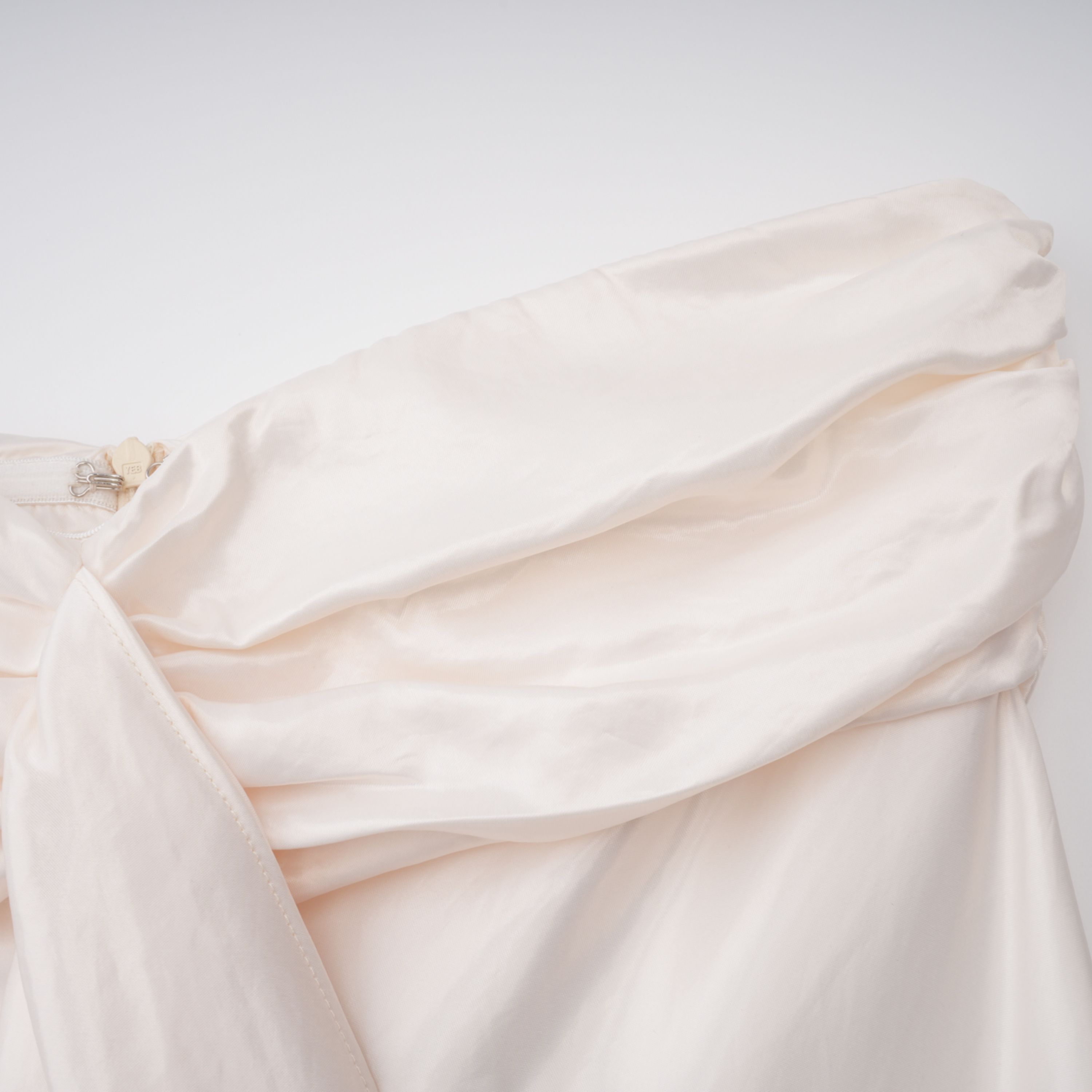 Vestido maxi de satén beige sin tirantes con volantes, estilo ruffle, de la marca Final Sale, imagen en color y diseño completo