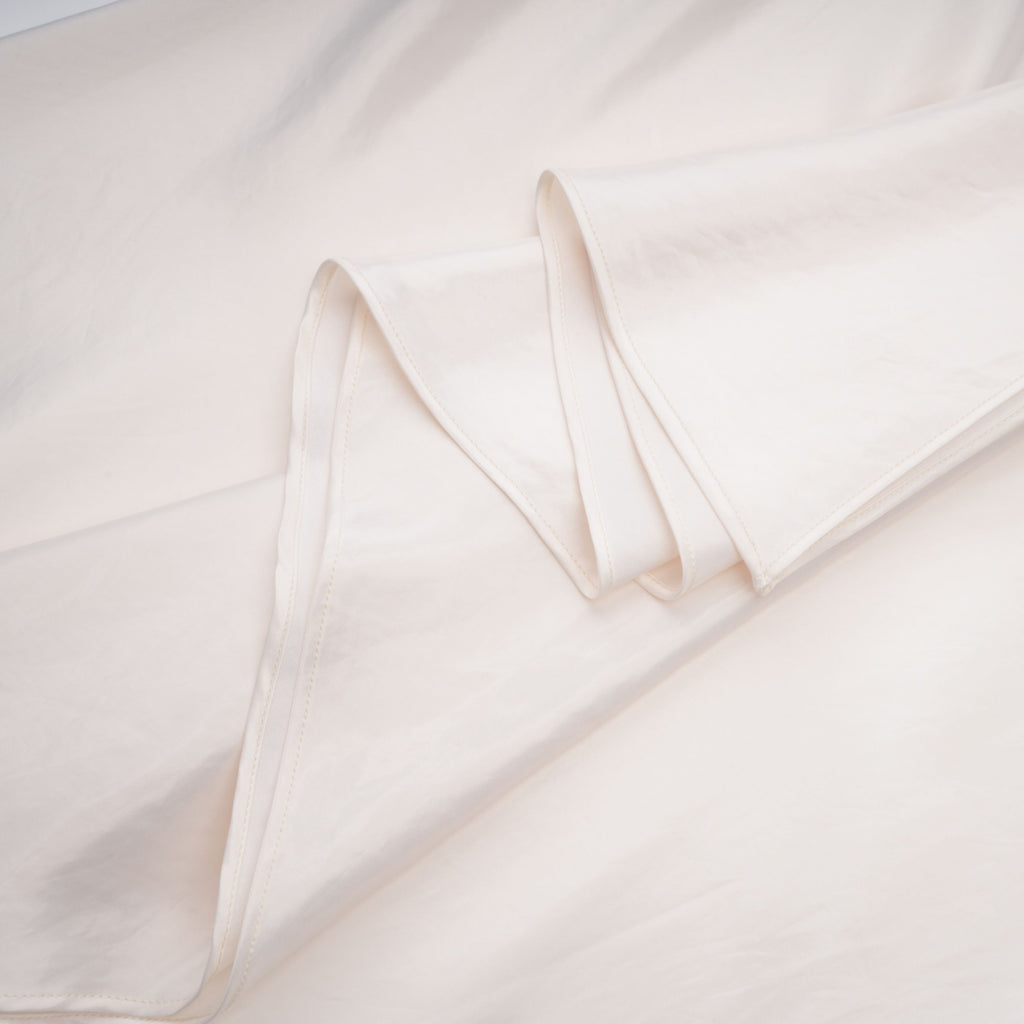 Vestido maxi de satén beige sin tirantes con volantes, estilo strapless, de la marca Final Sale.