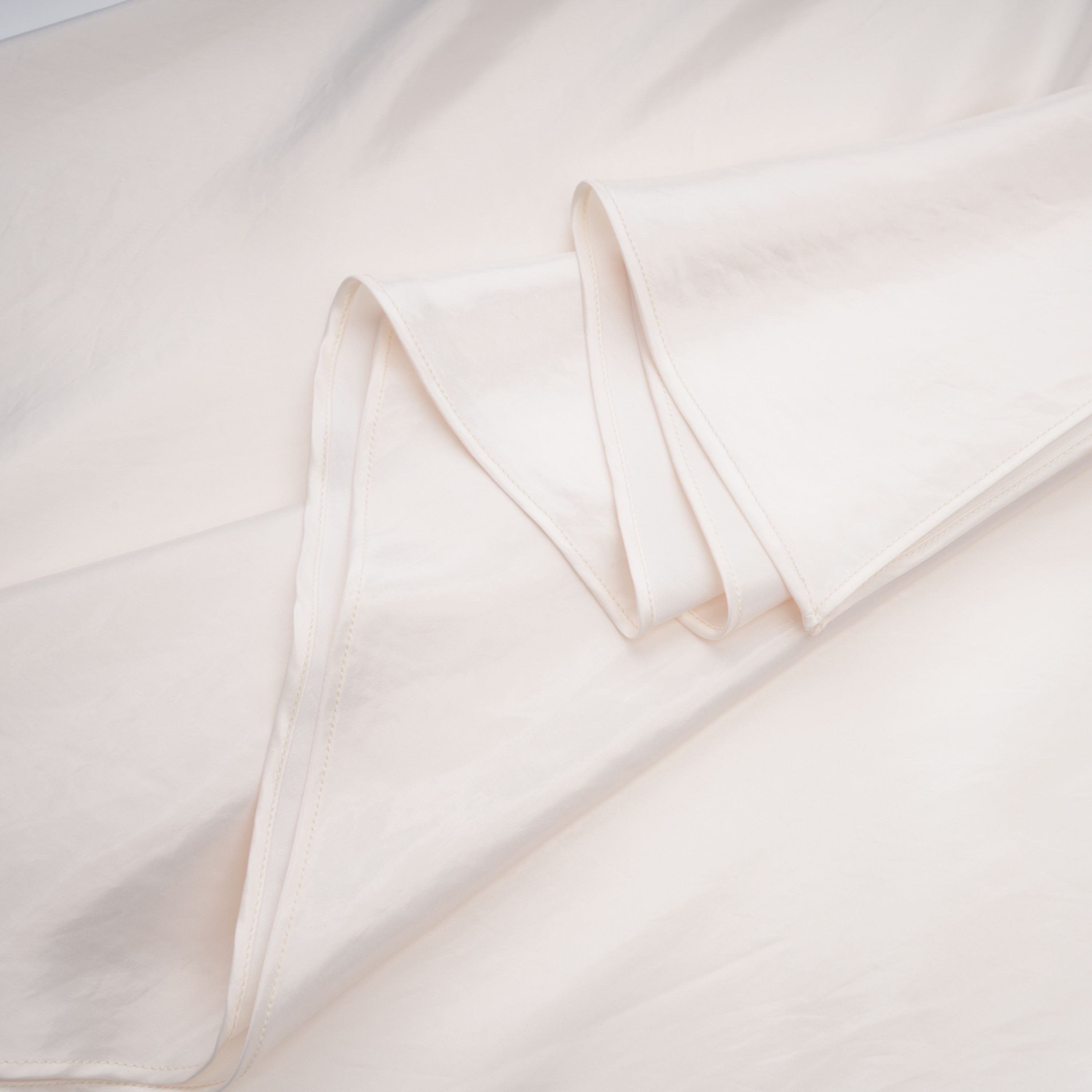 Vestido largo de satén beige sin tirantes con volantes, estilo strapless de la marca Bridal.