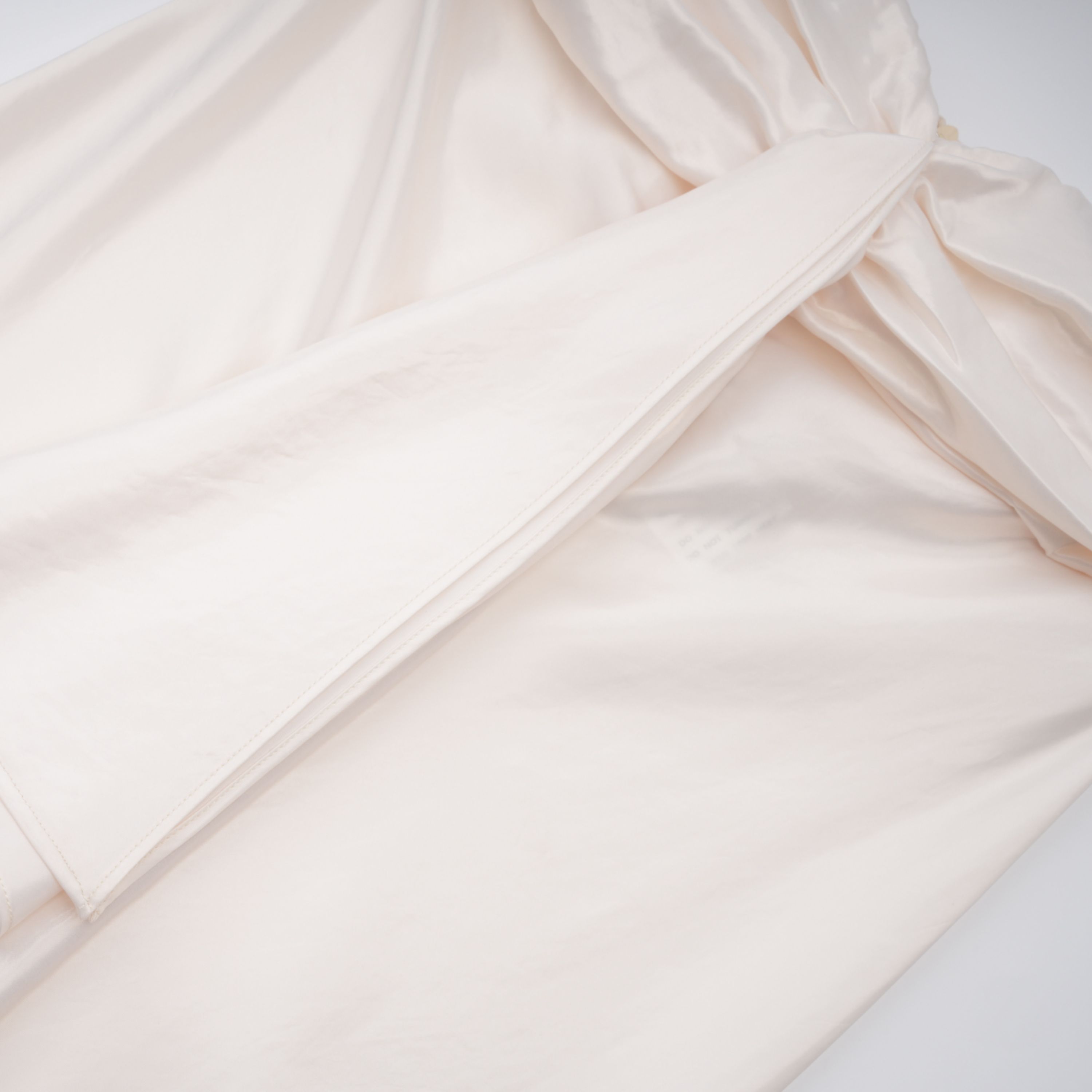 Vestido largo de satén beige con tirantes y volantes, estilo strapless de la marca Bridal.