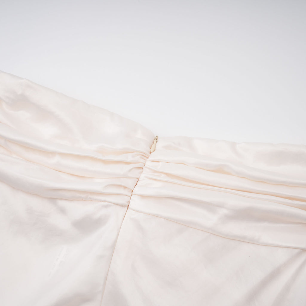 Vestido maxi de satén beige sin tirantes con volantes de la marca Final Sale, con detalles elegantes y estilo sofisticado.