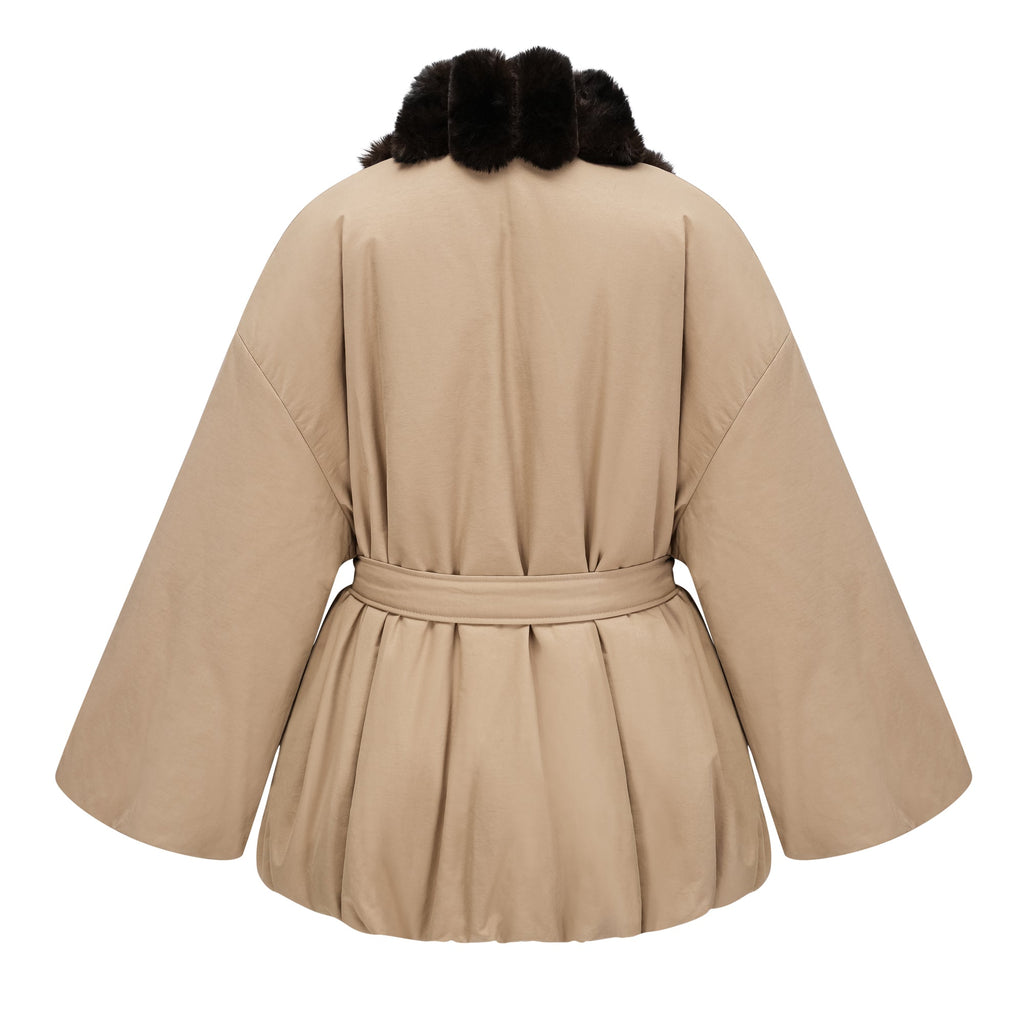 Chaqueta acolchada caqui Bridal con ribete de piel y bajo de burbuja, diseñada para estilo y comodidad.