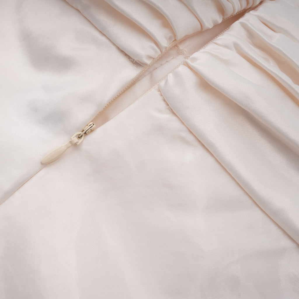 Vestido maxi de satén beige sin tirantes con volantes, estilo strapless de la marca Final Sale.