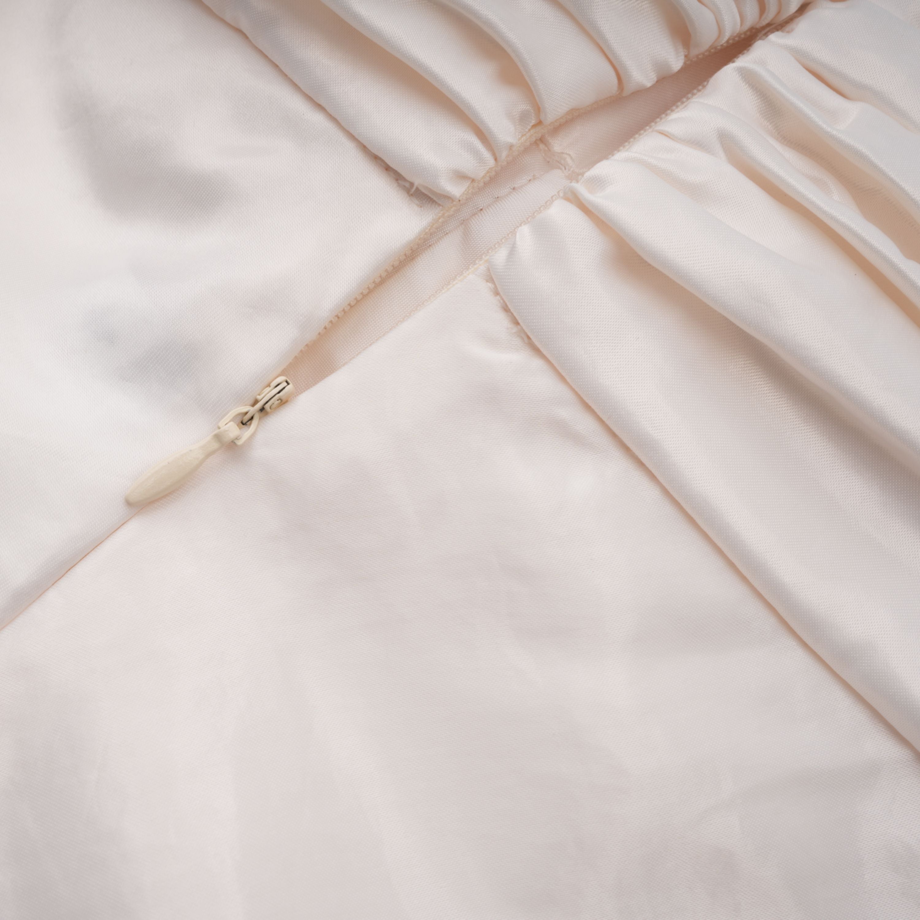 Vestido maxi de satén beige y sin tirantes con volantes, de la marca Bridal, en color lila y estilo elegante.
