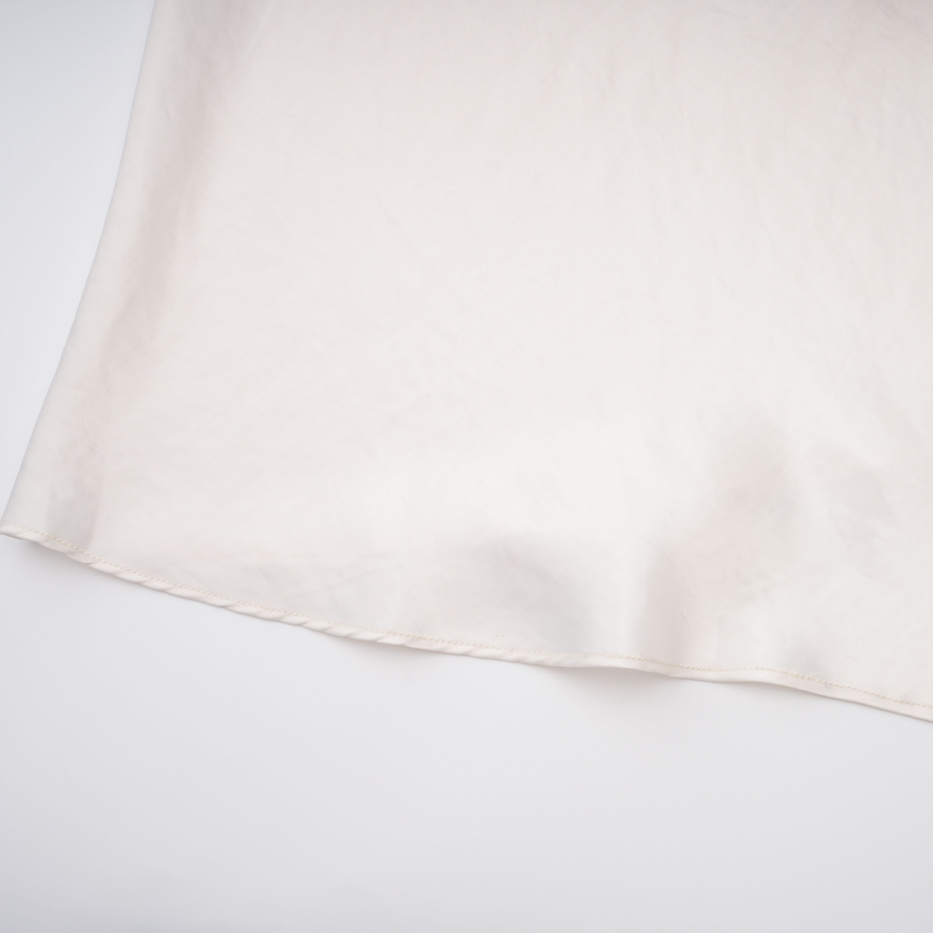 Vestido largo de satén beige sin tirantes con volantes, estilo maxi de la marca Final Sale, en color lila.