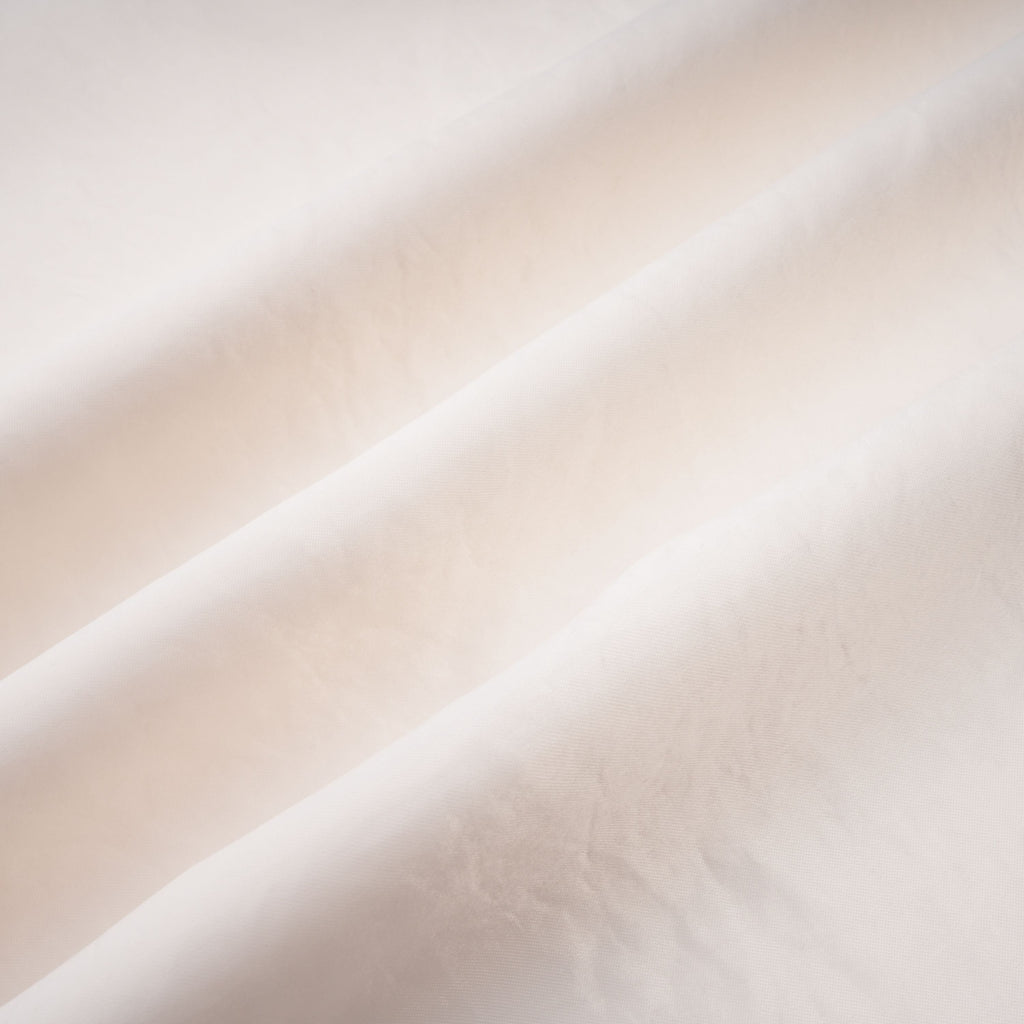 Vestido largo de satén beige sin tirantes con volantes, marca Final Sale, estilo maxi para ocasiones elegantes.