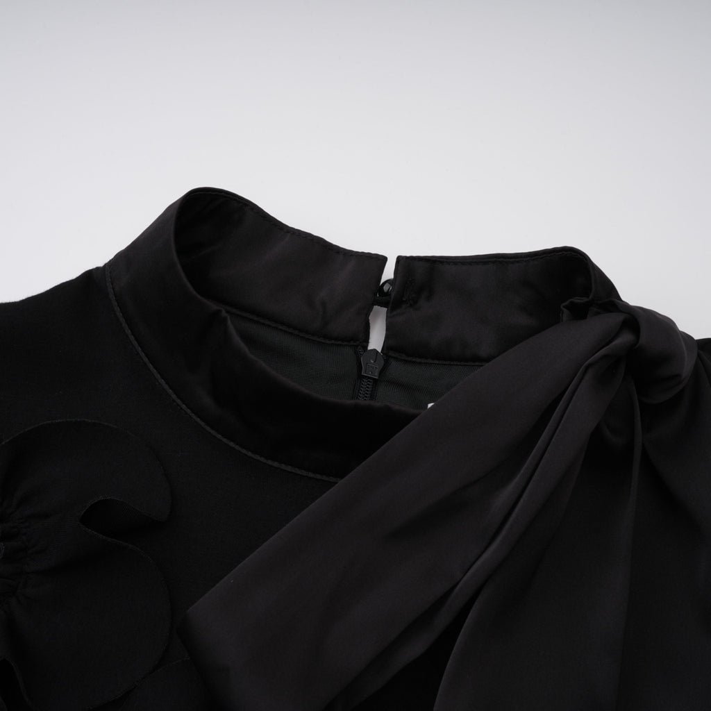 Vestido largo maxi negro Isidora Bridal con lazo en la parte delantera y aplicaciones florales, elegante y femenino.