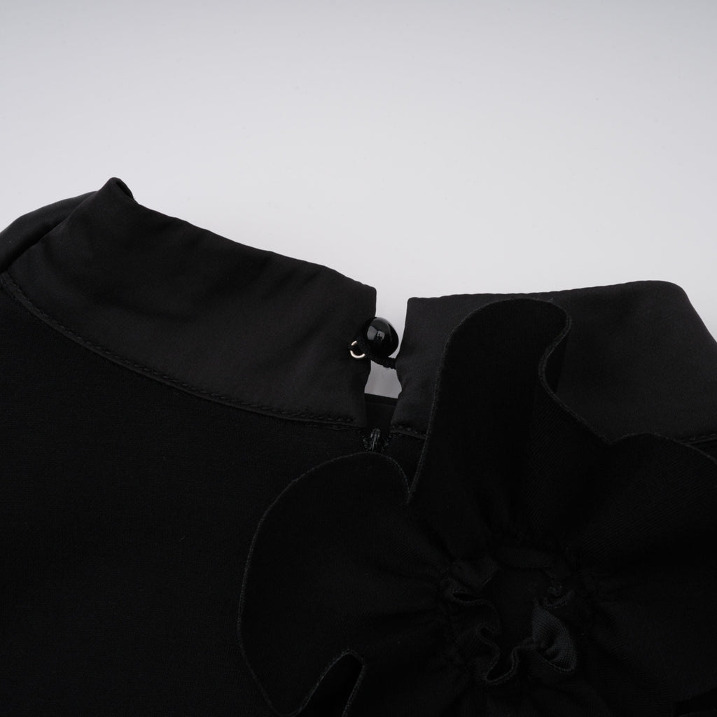Vestido maxi negro con lazo y apliques florales de Bridal, diseño elegante y femenino para ocasiones especiales.