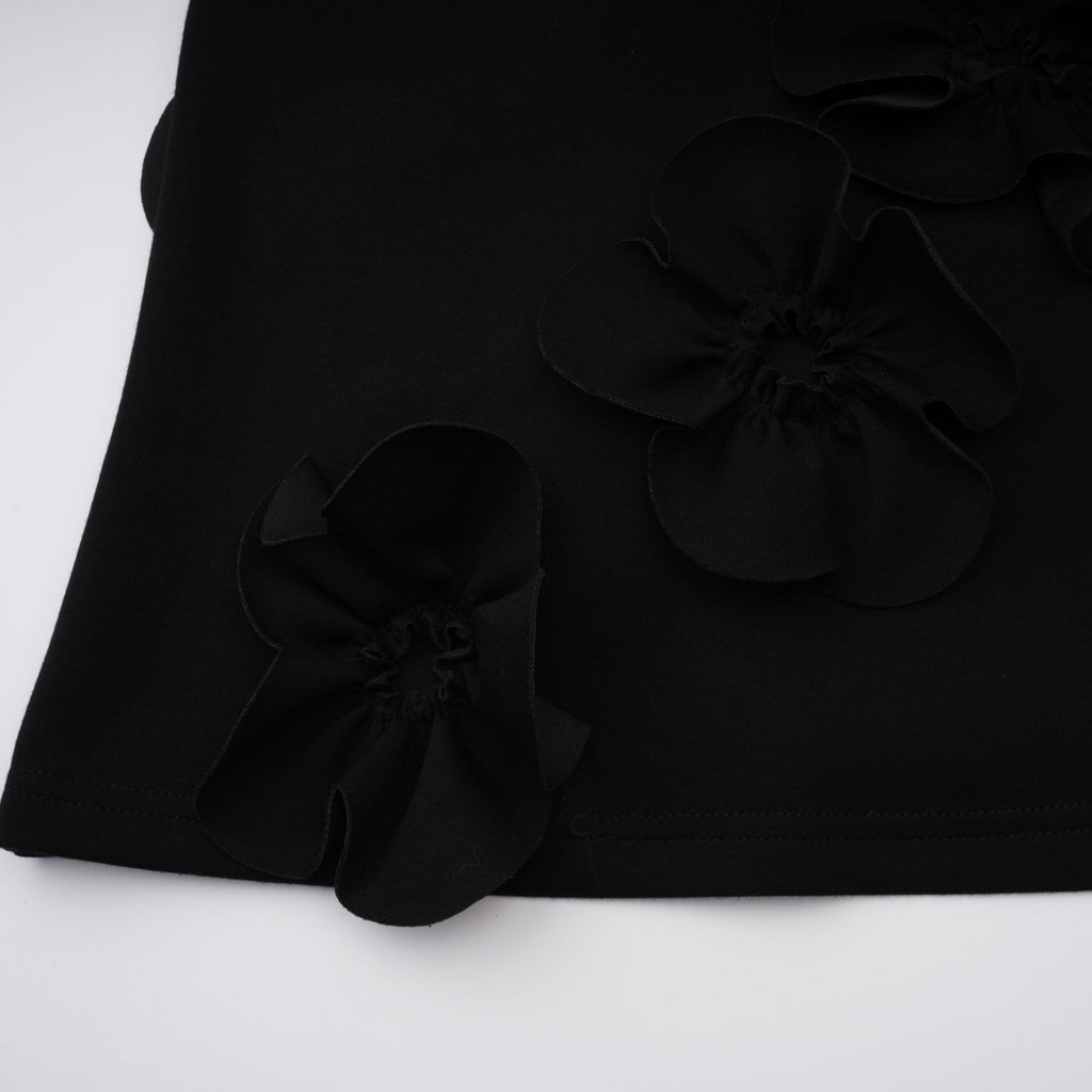 Vestido largo maxi negro con lazo y aplicaciones florales de Bridal, mostrado en una imagen con detalles elegantes.