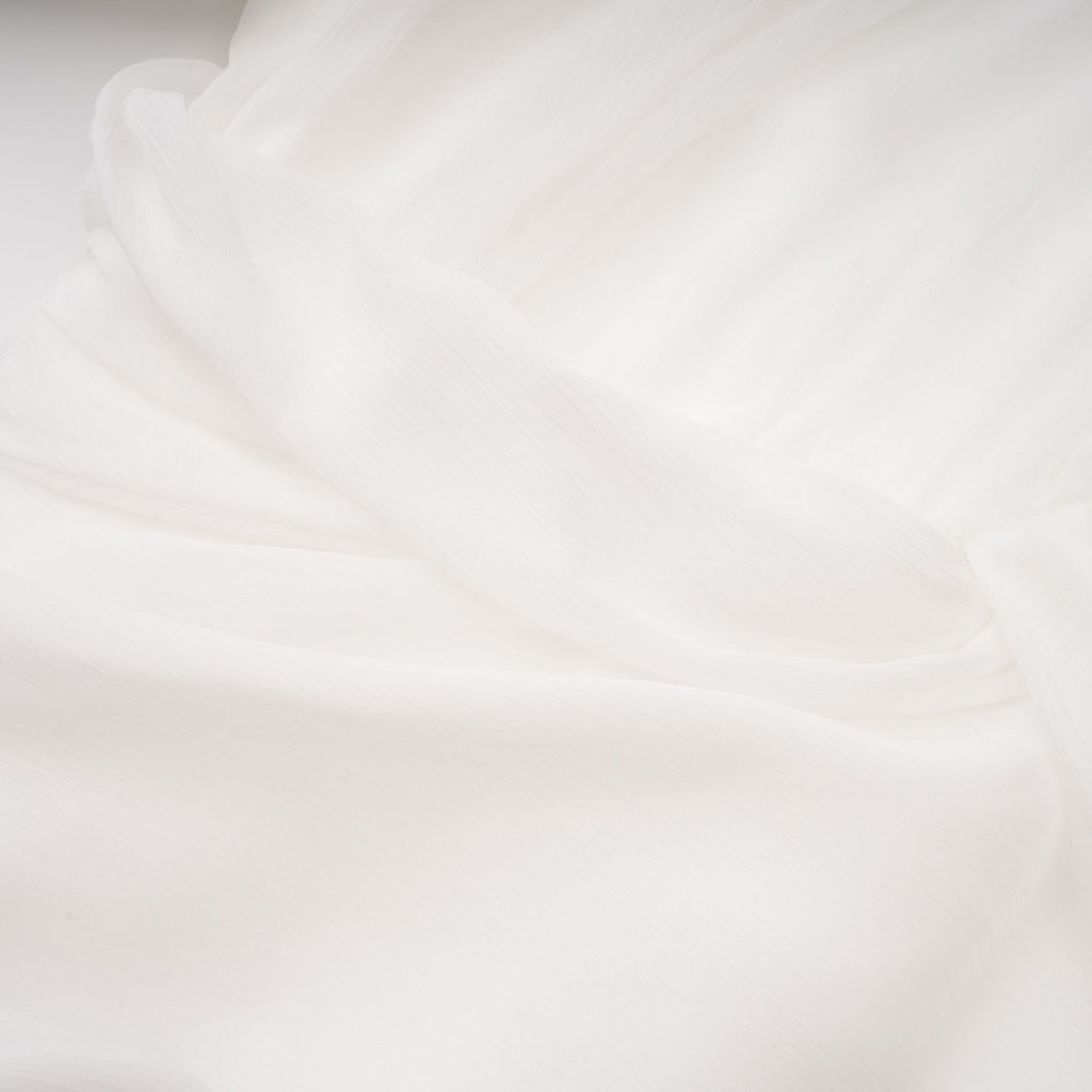 Vestido mini asimétrico blanco Déotille con fruncido, estilo elegante y moderno, vista frontal en la imagen.