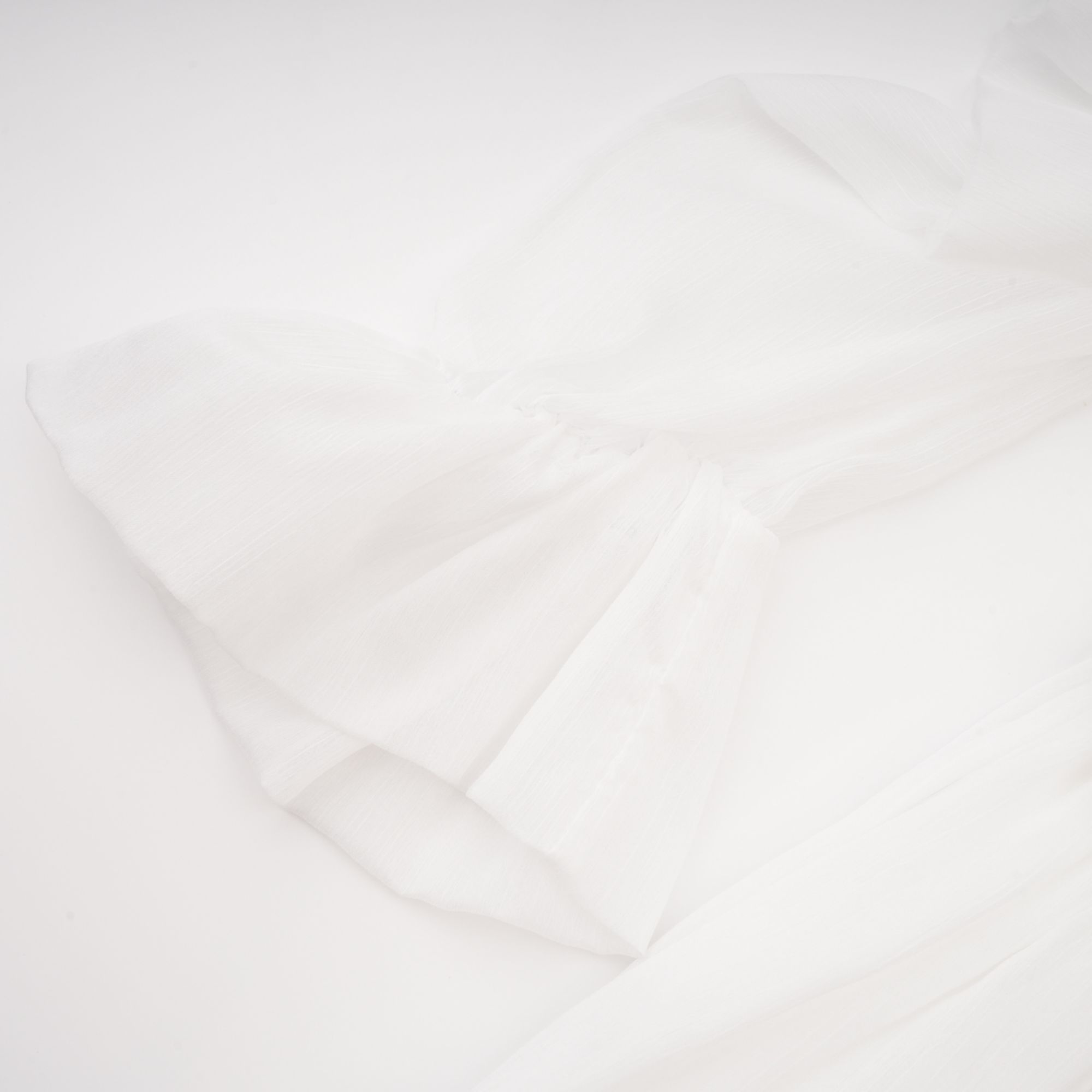 Vestido mini asimétrico blanco Déotille con frunces y diseño ajustado, ideal para ocasiones elegantes y modernas.