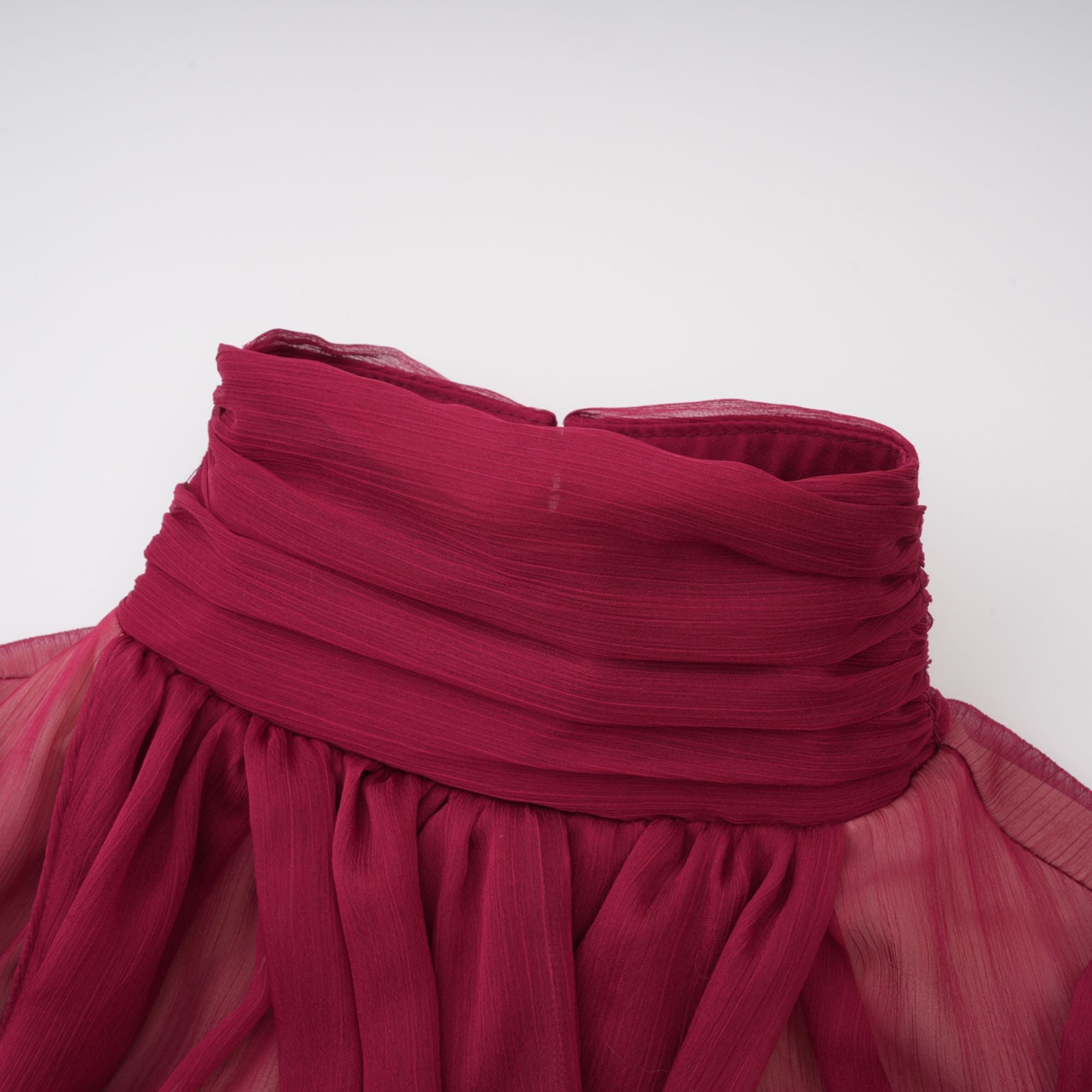 Vestido mini asimétrico Théa Burgundy con fruncido, estilo elegante y moderno, en color burdeos, para ocasiones especiales.