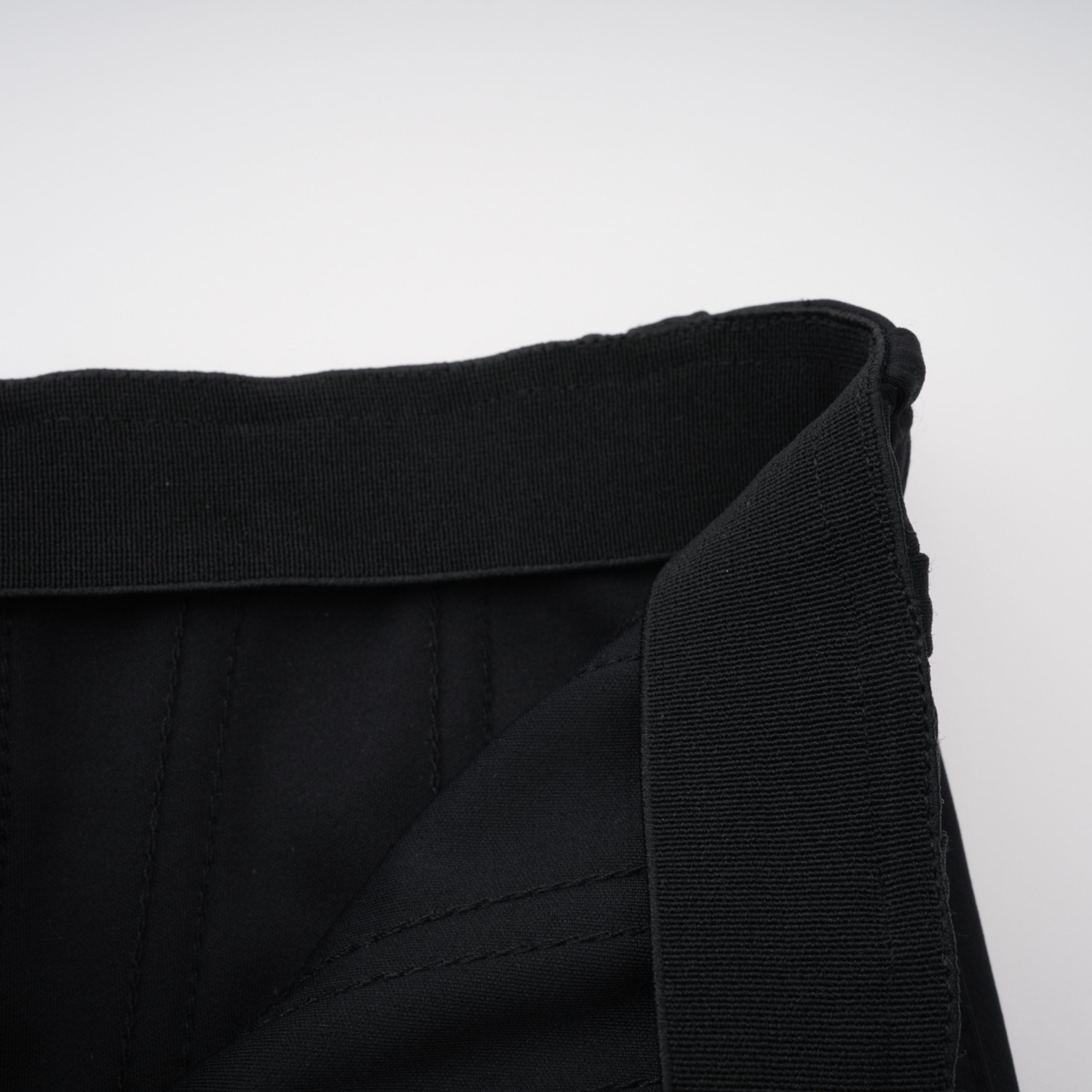 Leggings negros con costuras decorativas de Bridal, ajuste ajustado y detalles en las costuras visibles en la imagen.