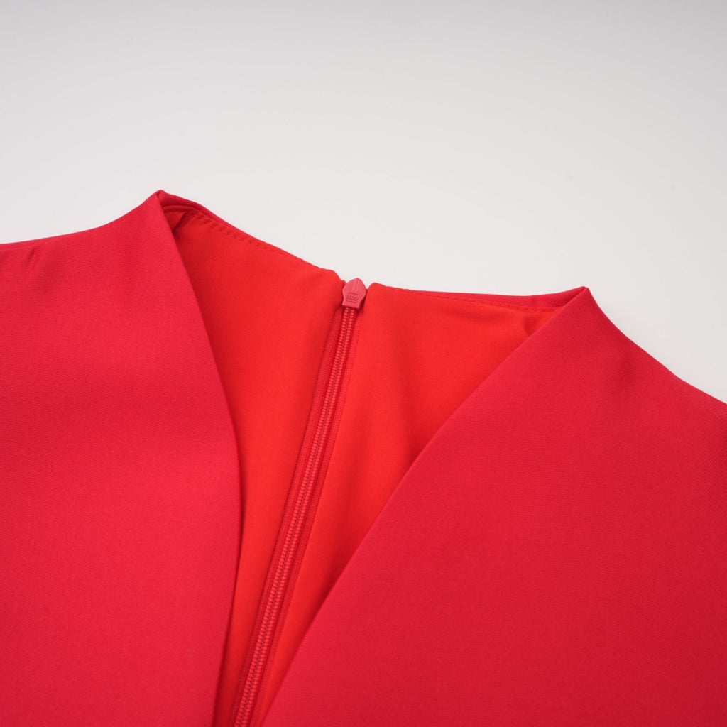 Vestido midi rojo Aventin con diseño Godet, estilo elegante y femenino, con detalles de drapeado y corte ajustado.